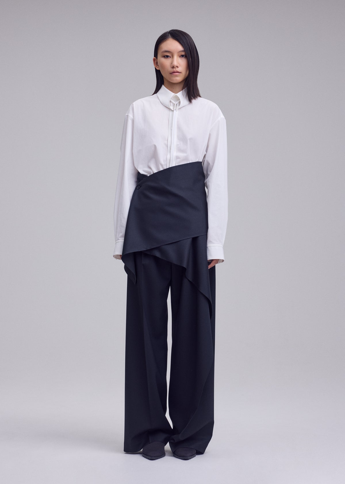 LUSTROUS WOOL PANTS、ウィメンズ_パンツ、着用画像1