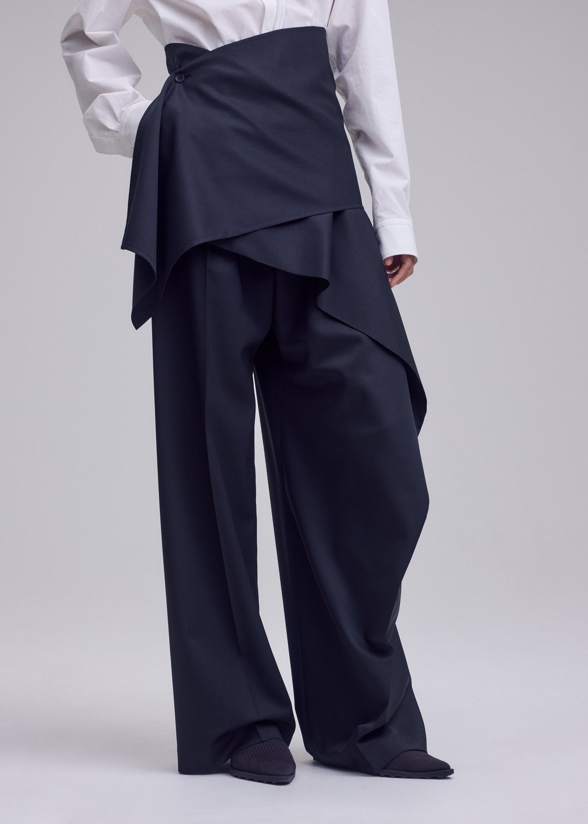 LUSTROUS WOOL PANTS、ウィメンズ_パンツ、着用画像3