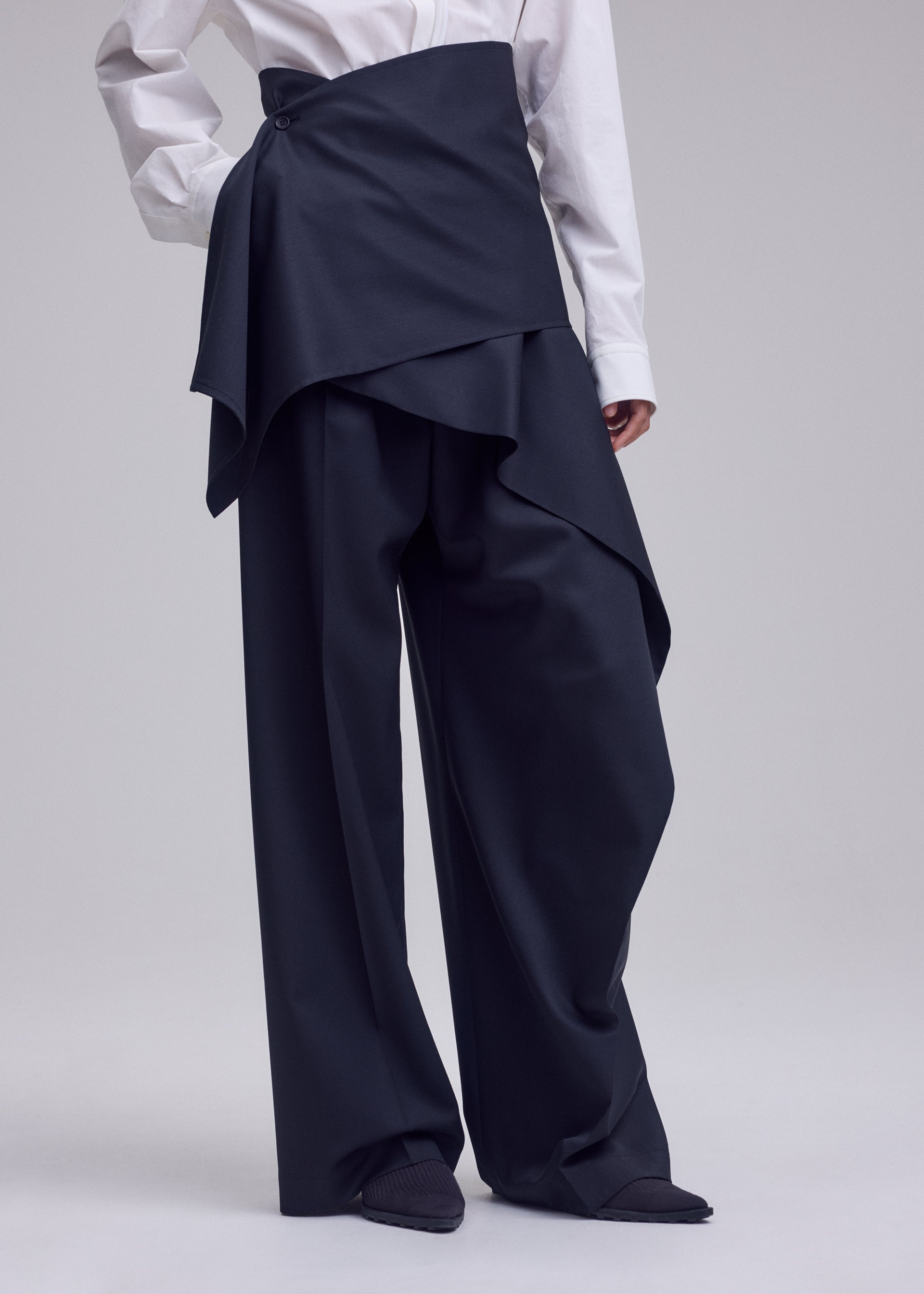 LUSTROUS WOOL PANTS、ウィメンズ_パンツ、着用画像3