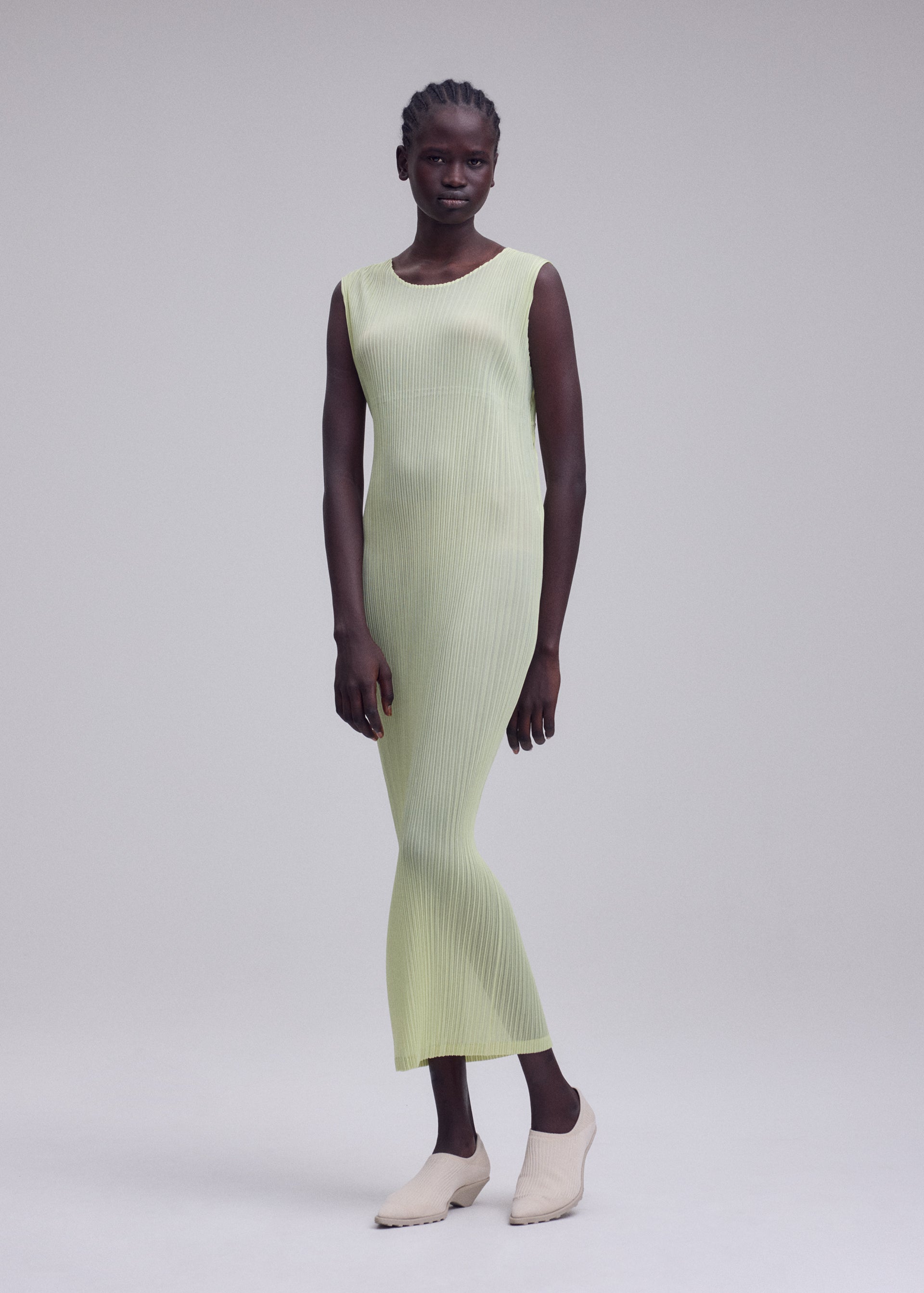 ISSEY MIYAKE ノースリーブワンピース SHEER SLIT PLEATS – isseymiyake.com