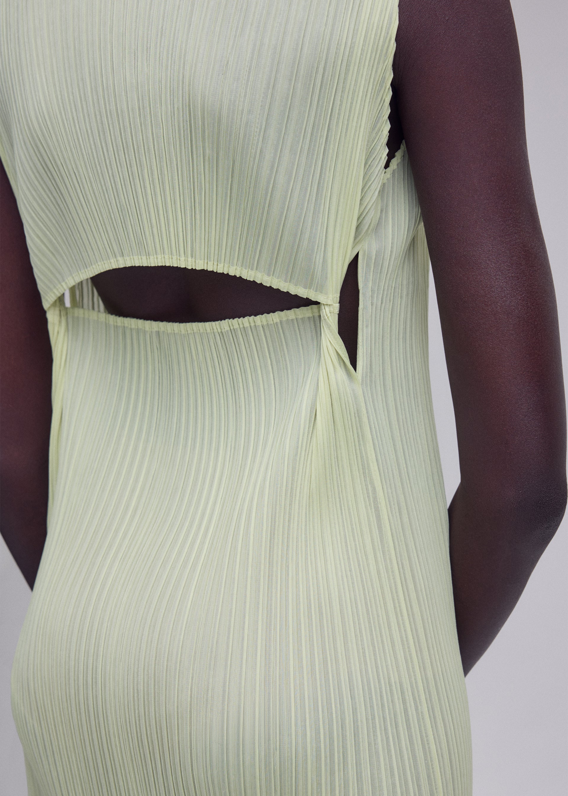 ミーイッセイミヤケ シアー プリーツ ノースリーブワンピース フリーサイズ SHEER SLIT PLEATS – isseymiyake.com