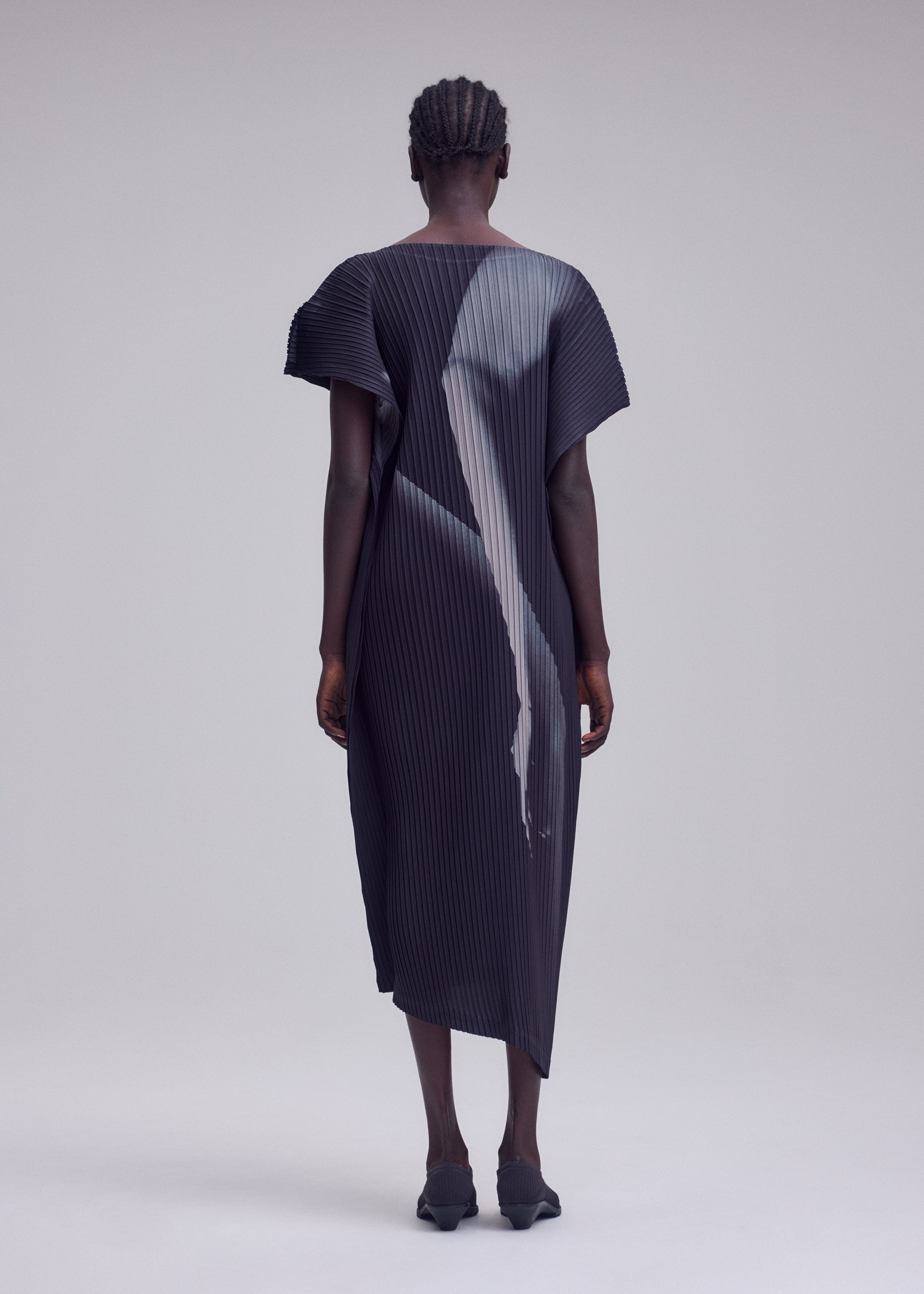 ISSEY MIYAKE ロープディテール ワンピース HANDS OF LOVER PLEATS – isseymiyake.com