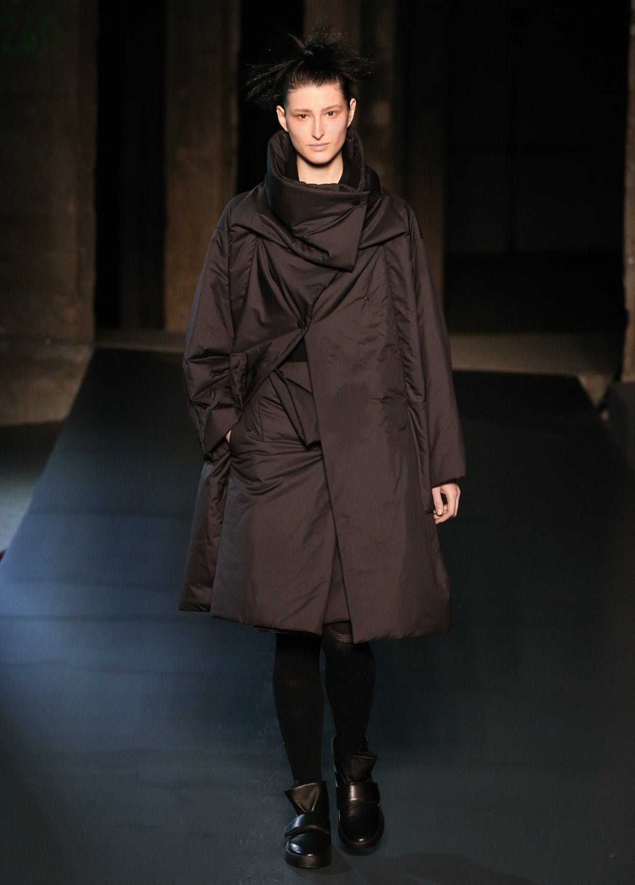 ISSEY MIYAKE MEN 18AW ニットコート　コレクション イッセイ ミヤケ メン 2018-19年秋冬コレクション - 都市生活の