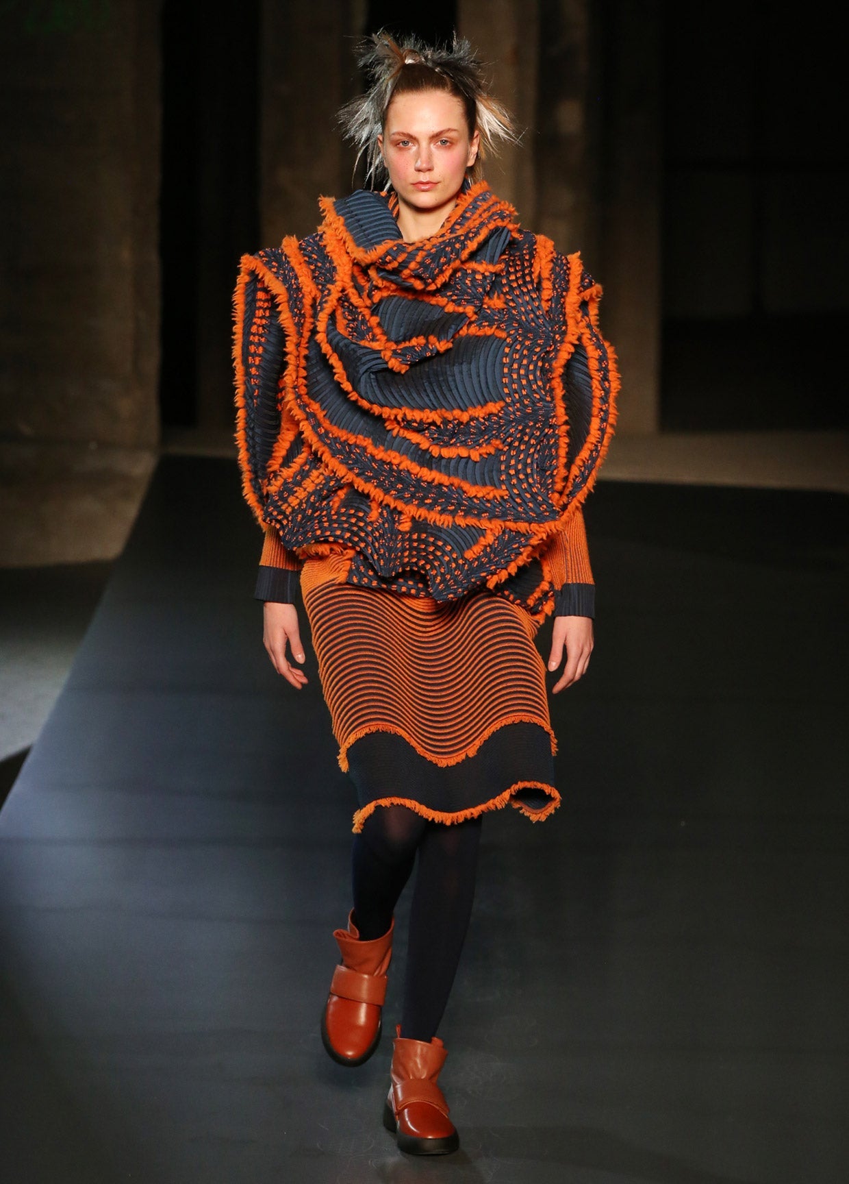 極美品 08SS⭕️イッセイミヤケ プルオーバーロングポンチョ キュプラ 3 ISSEY MIYAKE コレクション AUTUMN WINTER 2018 – isseymiyake.com