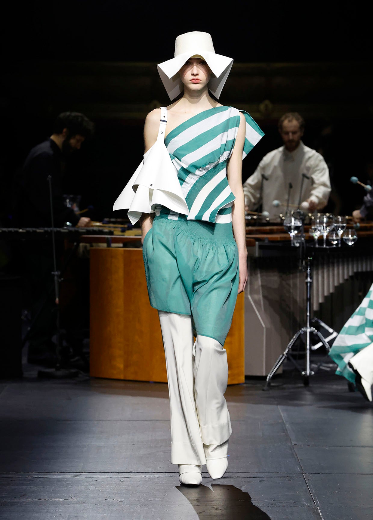 ISSEY MIYAKE AUTUMN WINTER 2023/24 コレクション 15
