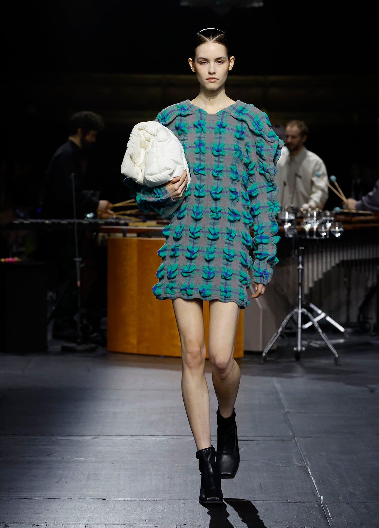 ISSEY MIYAKE AUTUMN WINTER 2023/24 コレクション 16