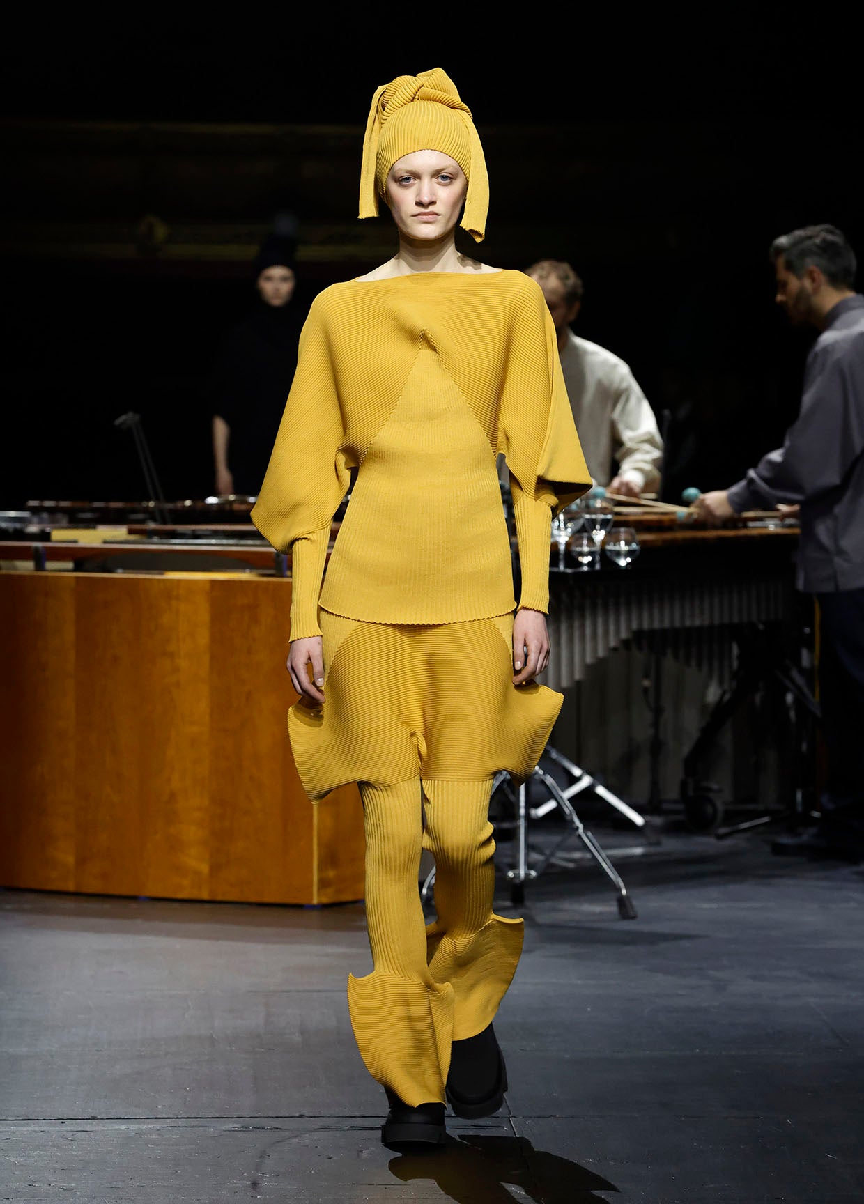 ISSEY MIYAKE AUTUMN WINTER 2023/24 コレクション 24
