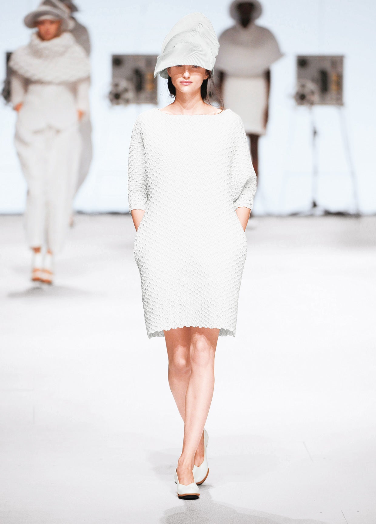 ISSEY MIYAKE SPRING SUMMER 2015 コレクション 01