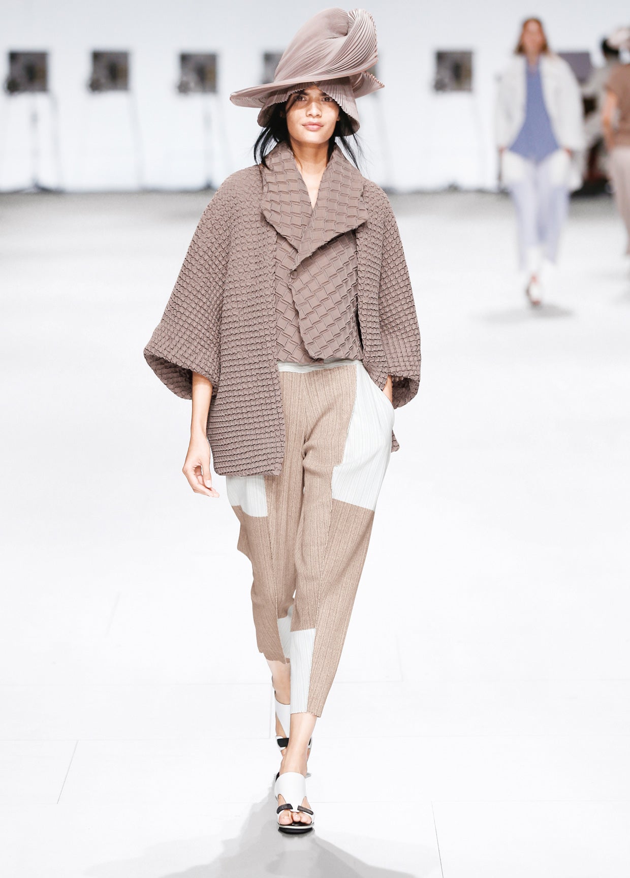 ISSEY MIYAKE コレクション SPRING SUMMER 2015 – isseymiyake.com