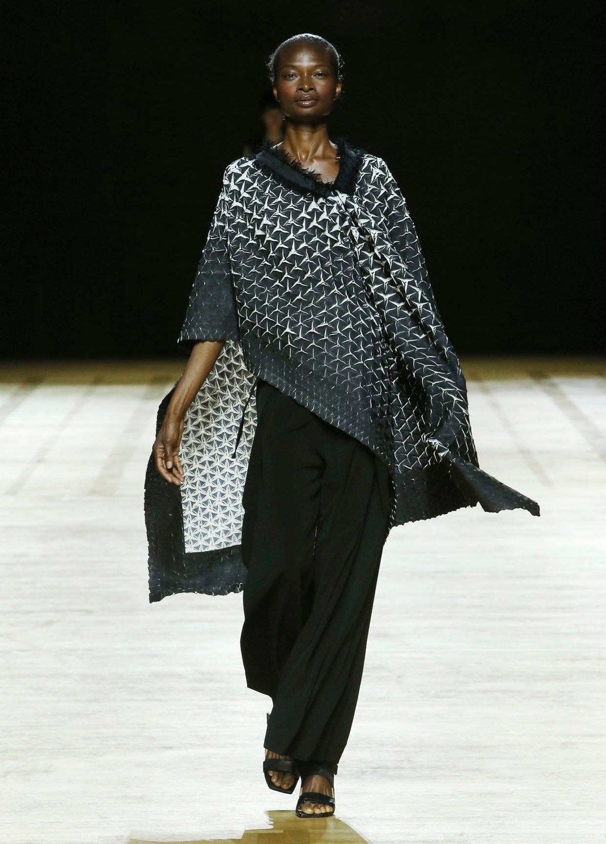 ISSEY MIYAKE SPRING SUMMER 2018 コレクション 01