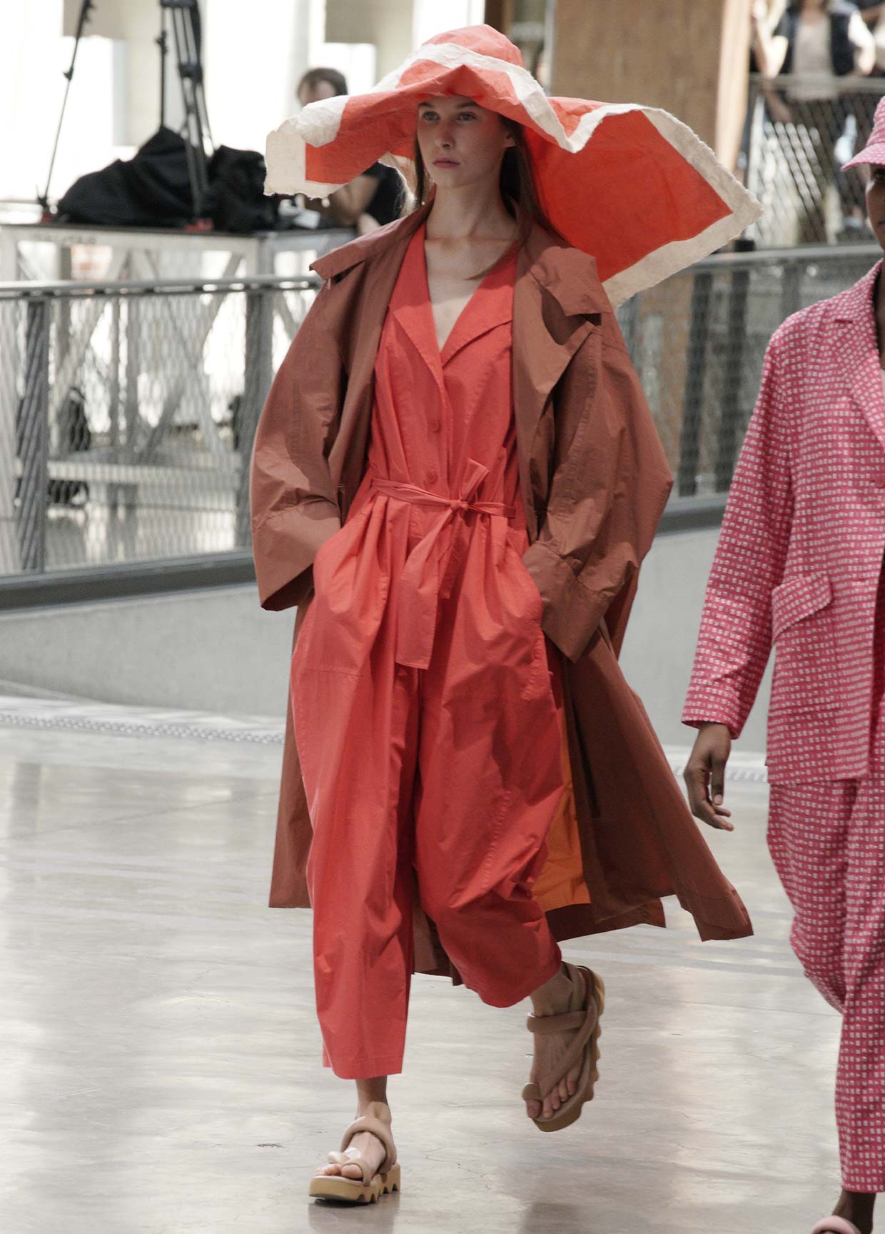 希少✨ISSEY MIYAKE シアー ファスナー ジップ パンツ ストライプ IM MEN コレクション SPRING SUMMER 2026 RUNWAY LOOKS – isseymiyake.com
