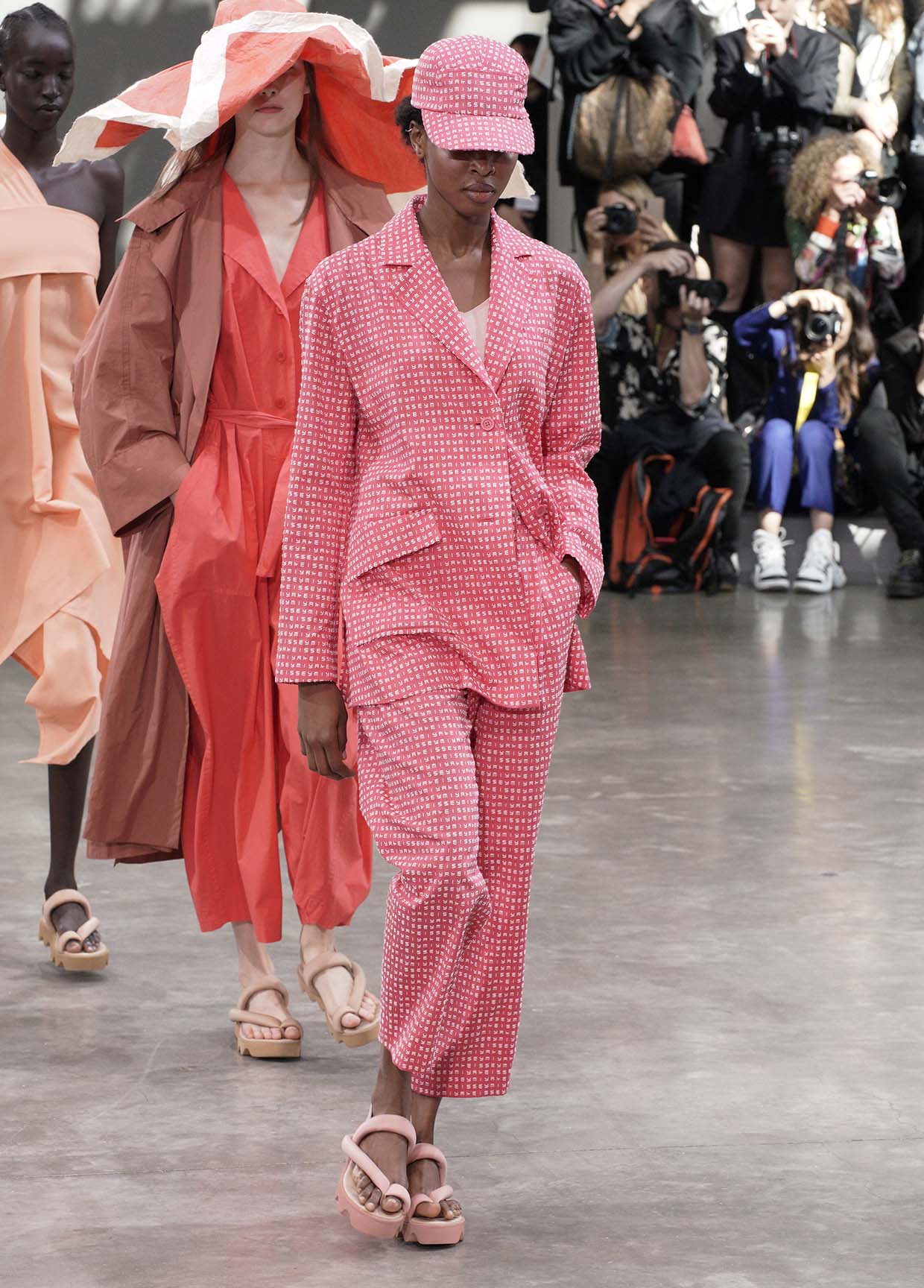 イッセイミヤケ ISSEY MIYAKE 20ss ISSEY MIYAKE SPRING SUMMER 2020 コレクション 40 – isseymiyake.com