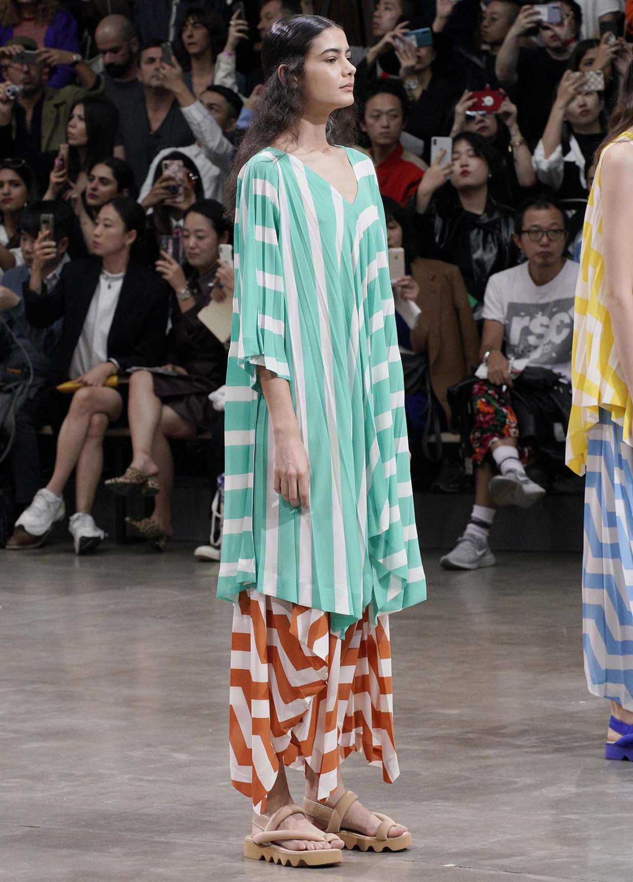 希少✨ISSEY MIYAKE シアー ファスナー ジップ パンツ ストライプ IM MEN コレクション SPRING SUMMER 2026 RUNWAY LOOKS – isseymiyake.com