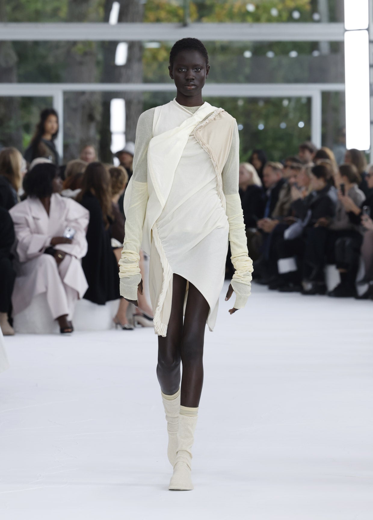 イッセイミヤケ写真集 2023/24年秋冬シーズンスタートのお知らせ – isseymiyake.com