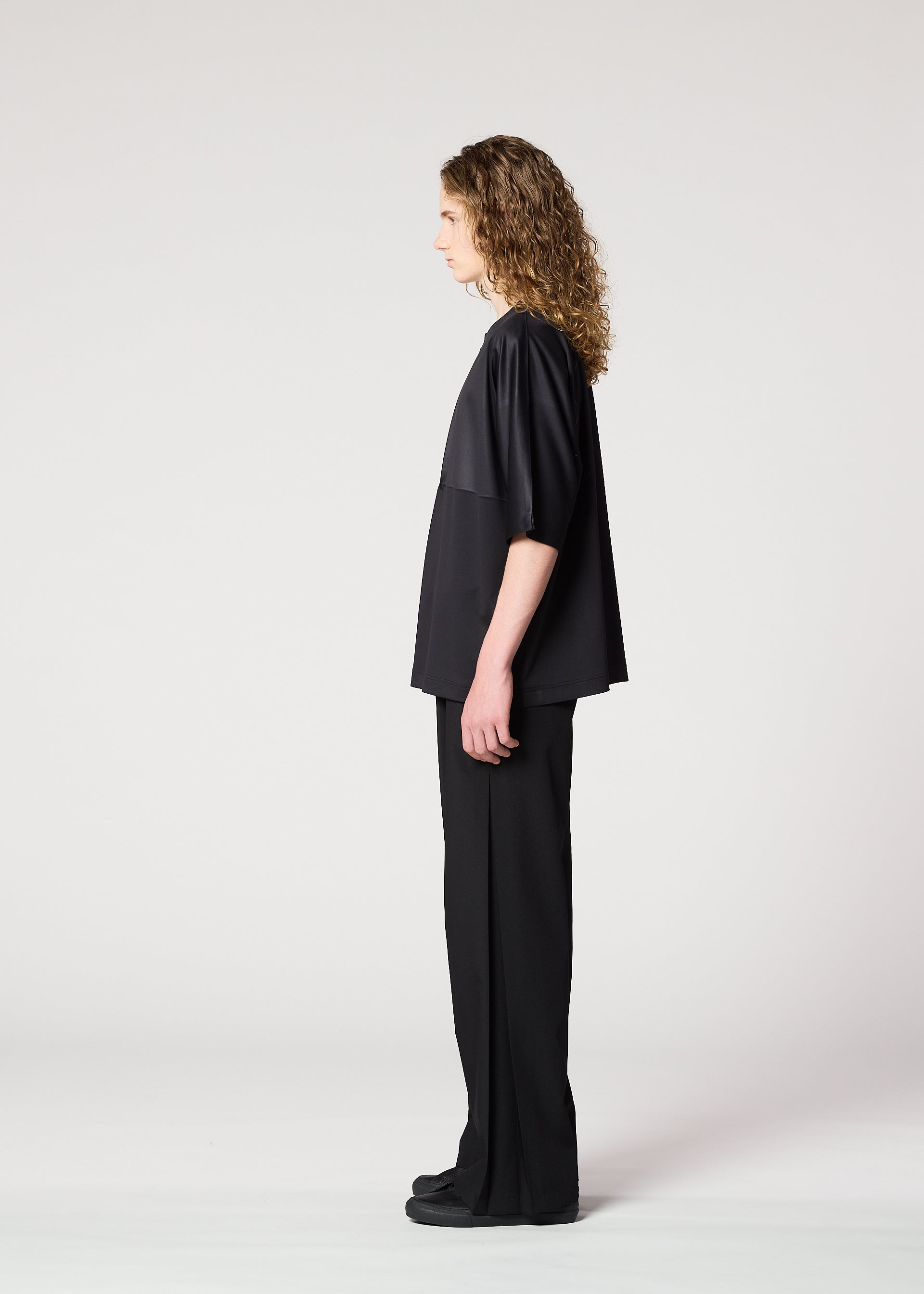 me ISSEY MIYAKE ストレッチプリーツ【黒】半袖 FLAT T – isseymiyake.com