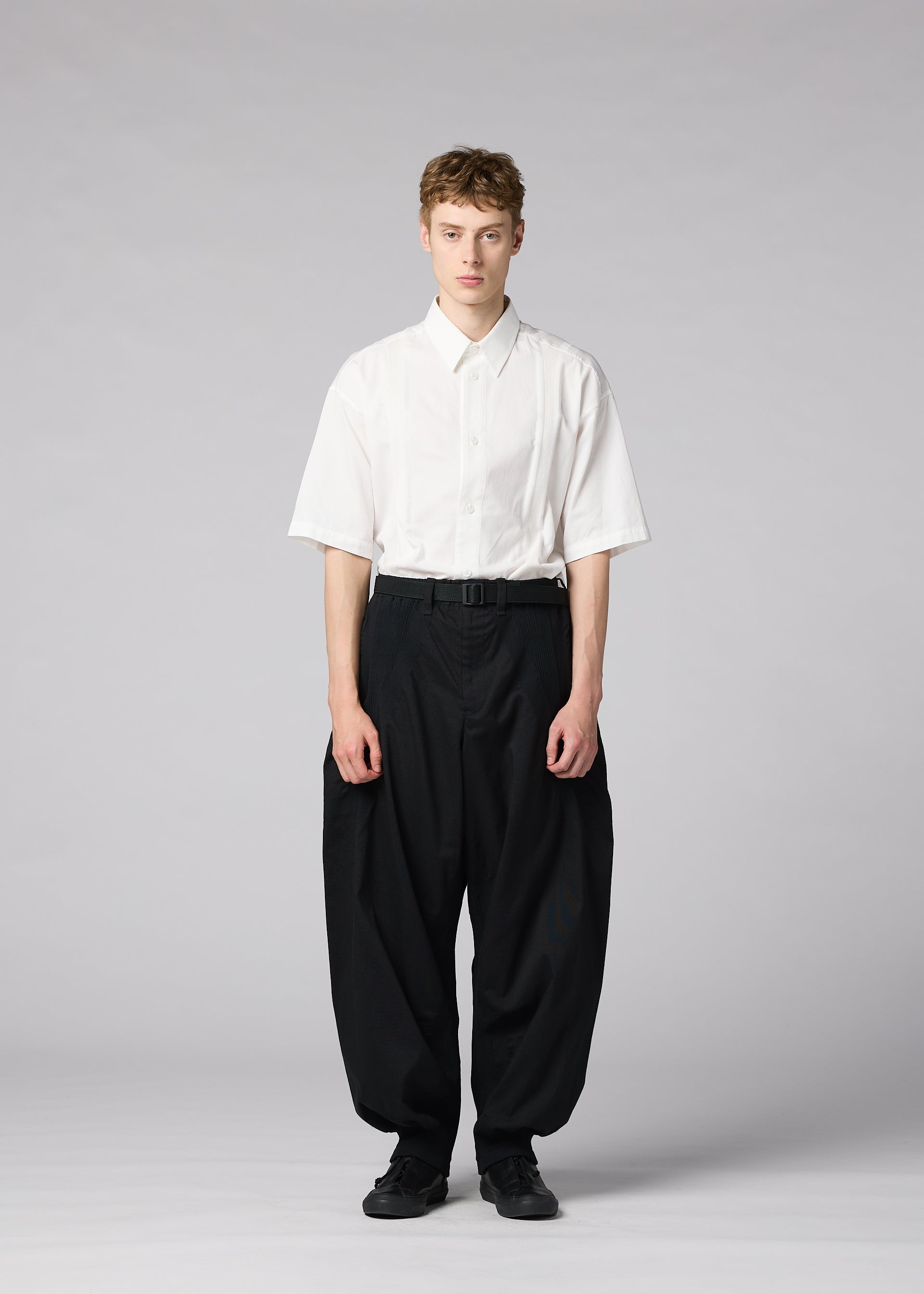 メンズ／パンツ – Page 2 – isseymiyake.com