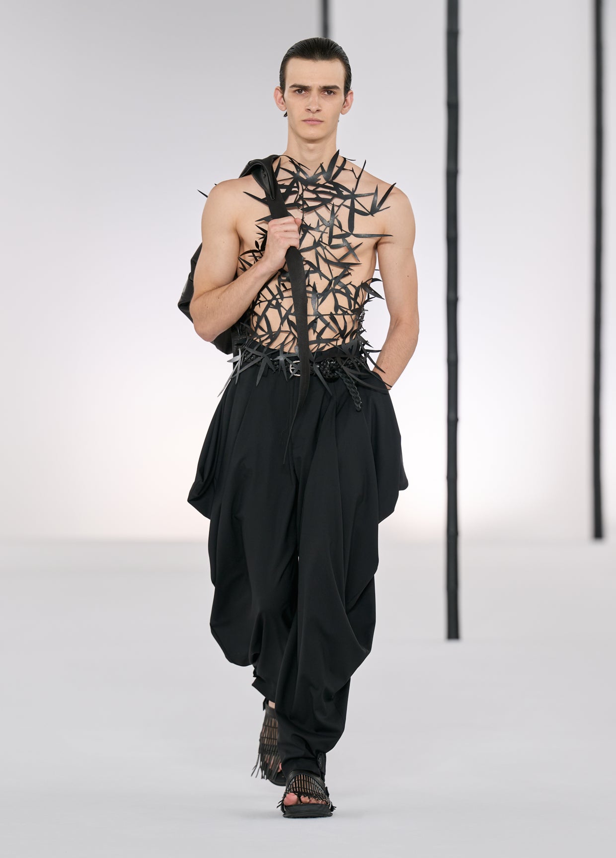 イッセイミヤケ　im product セットアップ　シングル　ダークグレー IM MEN コレクション SPRING SUMMER 2027 RUNWAY LOOKS – isseymiyake.com
