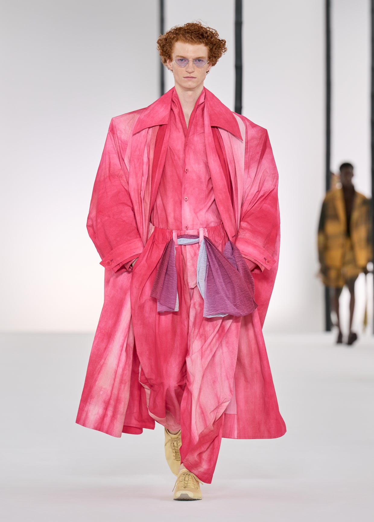⭐️イッセイミヤシフォンツイストピンクジャケット未着用極美品⭐️ IM MEN コレクション SPRING SUMMER 2027 RUNWAY LOOKS – isseymiyake.com