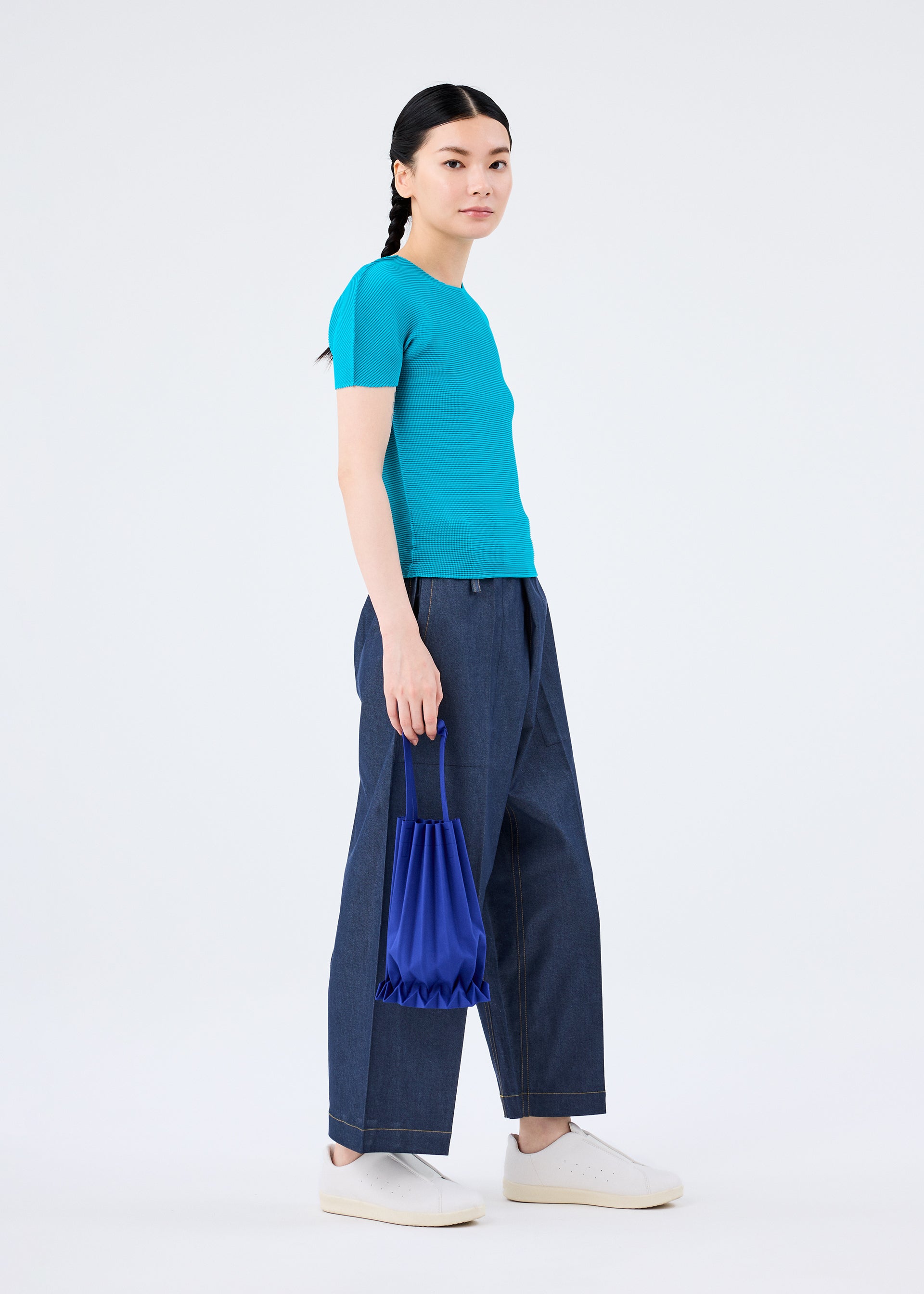 【me ISSEY MIYAKE】TRUNK PLEATS BAG チャコール