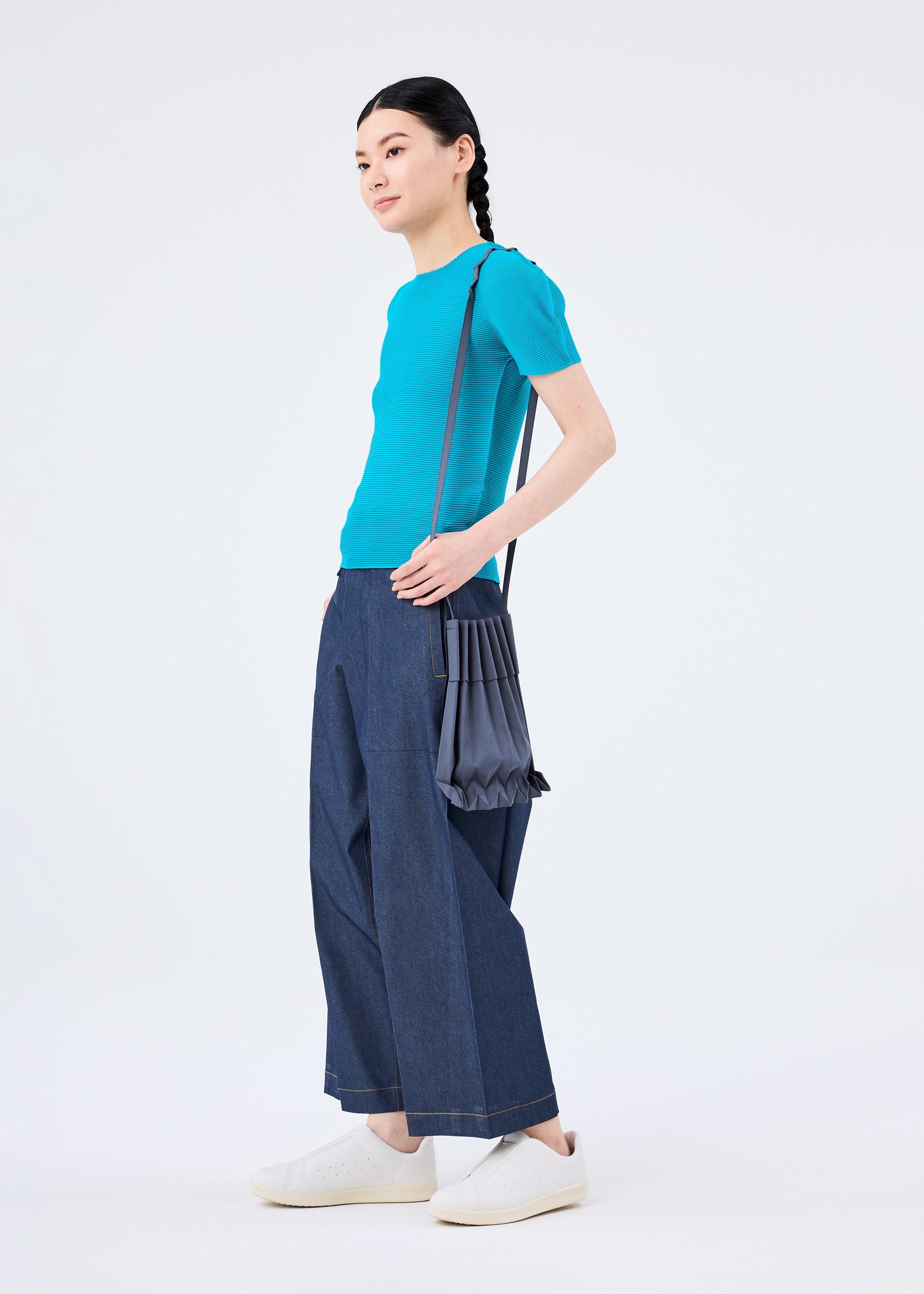 【me ISSEY MIYAKE】TRUNK PLEATS BAG チャコール