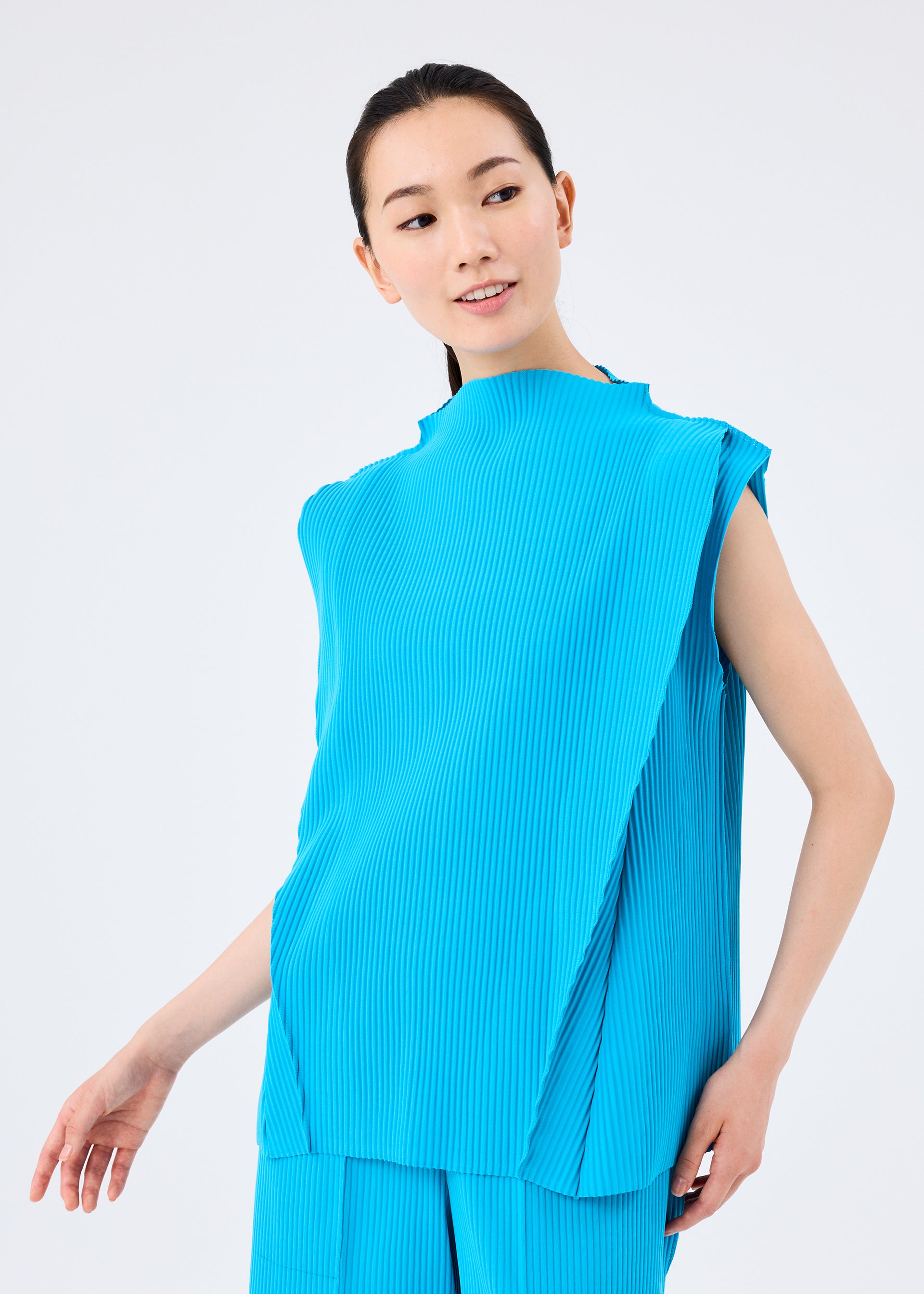 ウィメンズ／トップス／トップ – Page 4 – isseymiyake.com