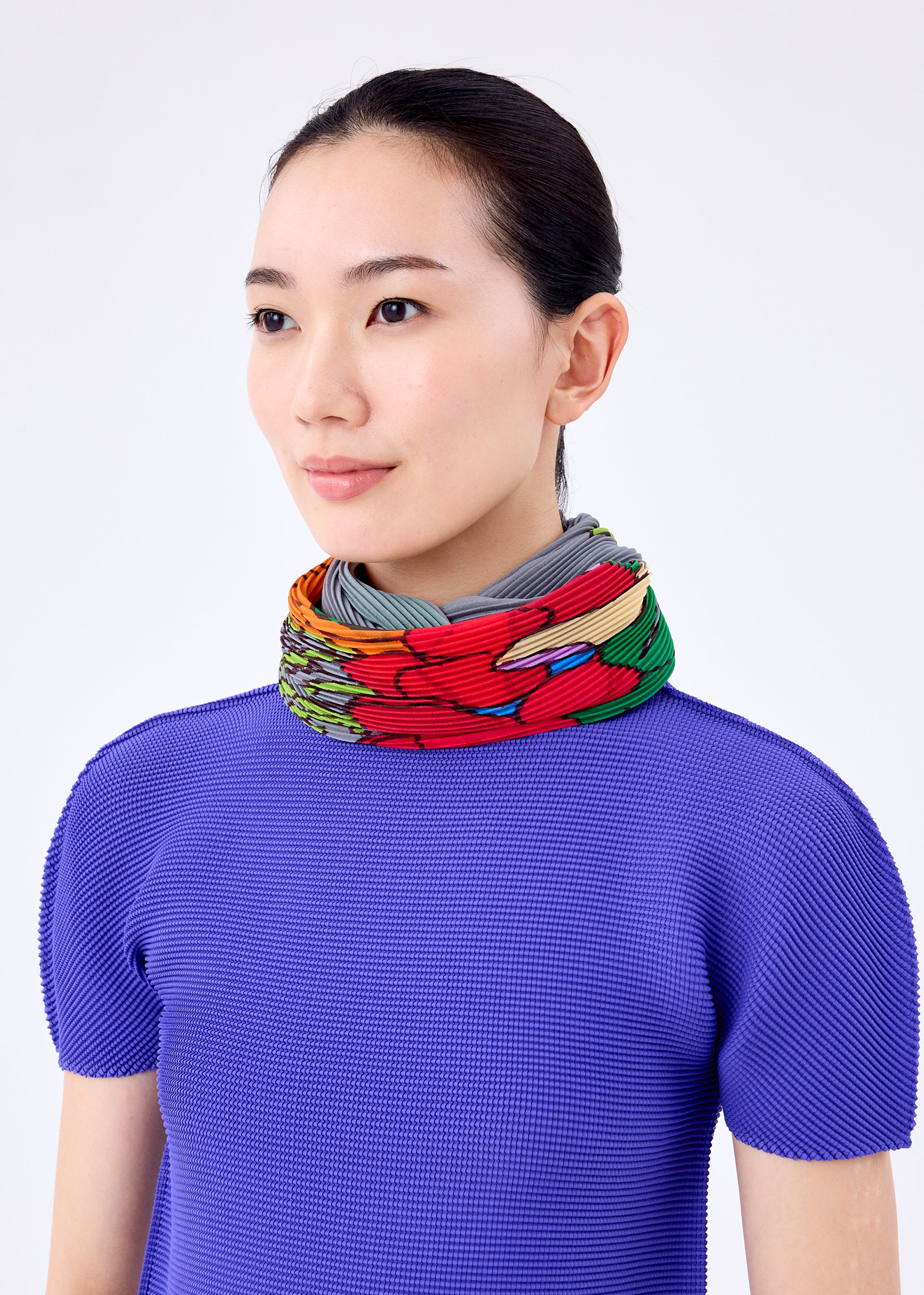 BOUQUET PLEATS STOLE – isseymiyake.com