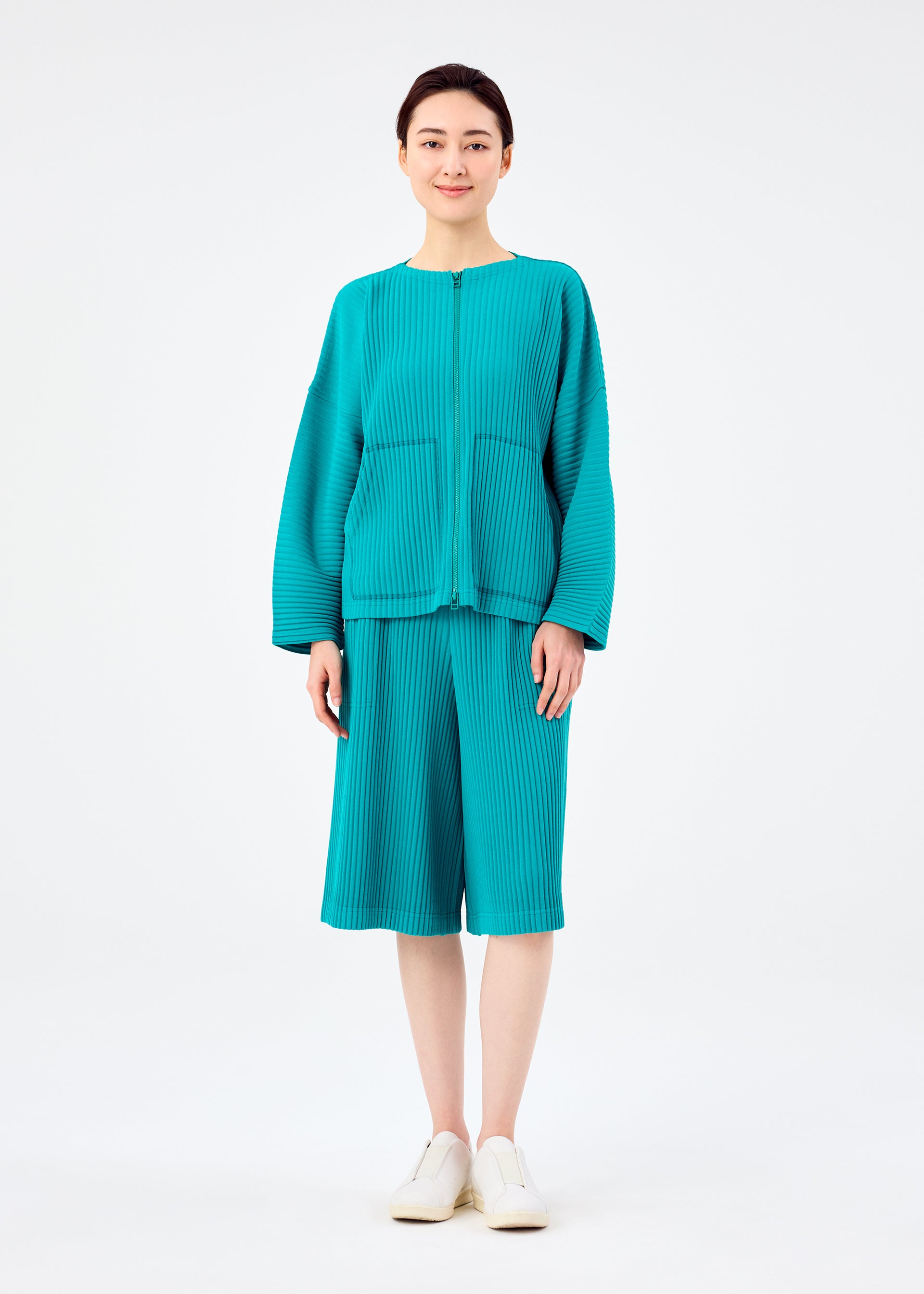 SWEATS PLEATS – isseymiyake.com