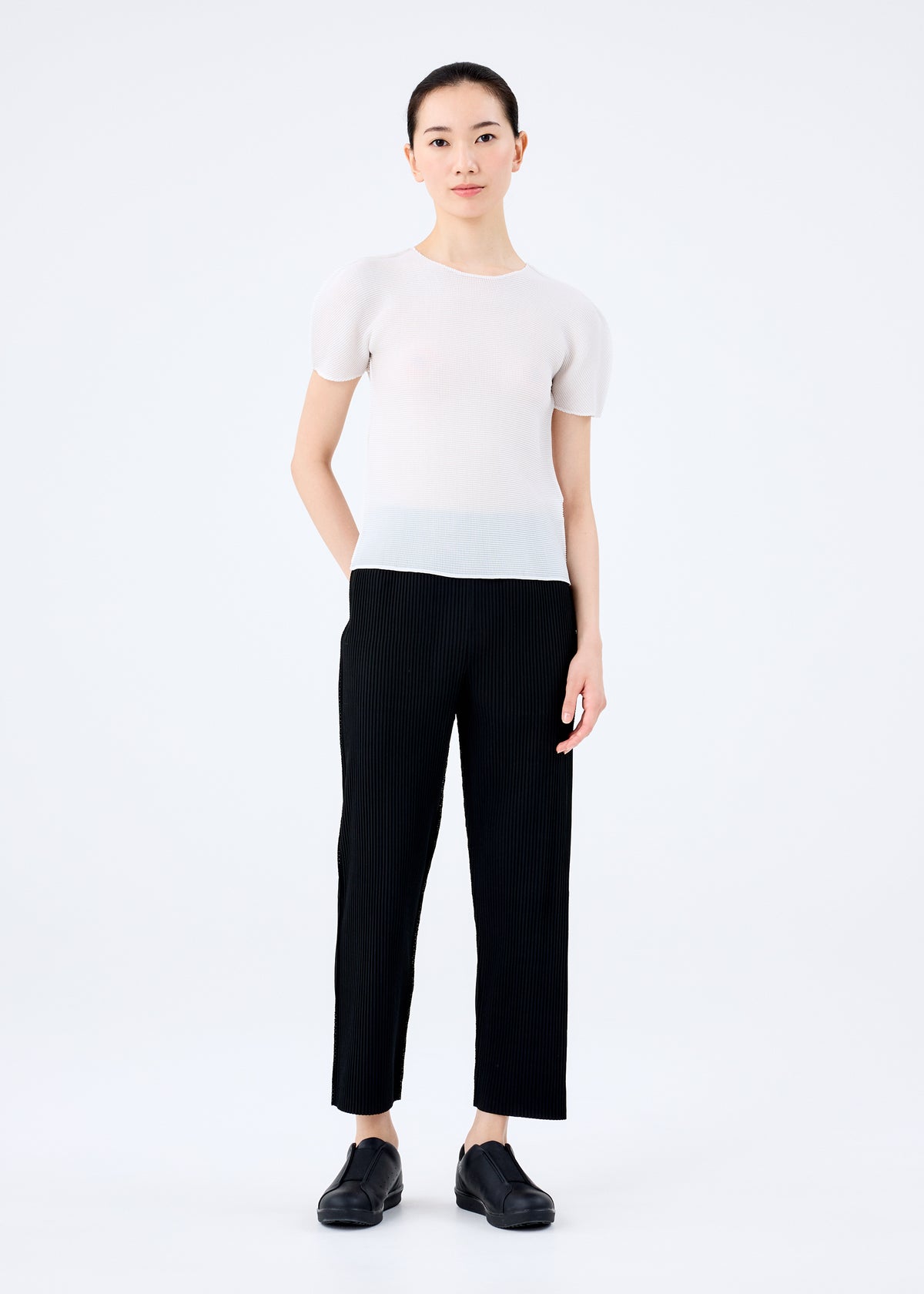 FINE KNIT PLEATS BLACK、ウィメンズ_パンツ、着用画像1