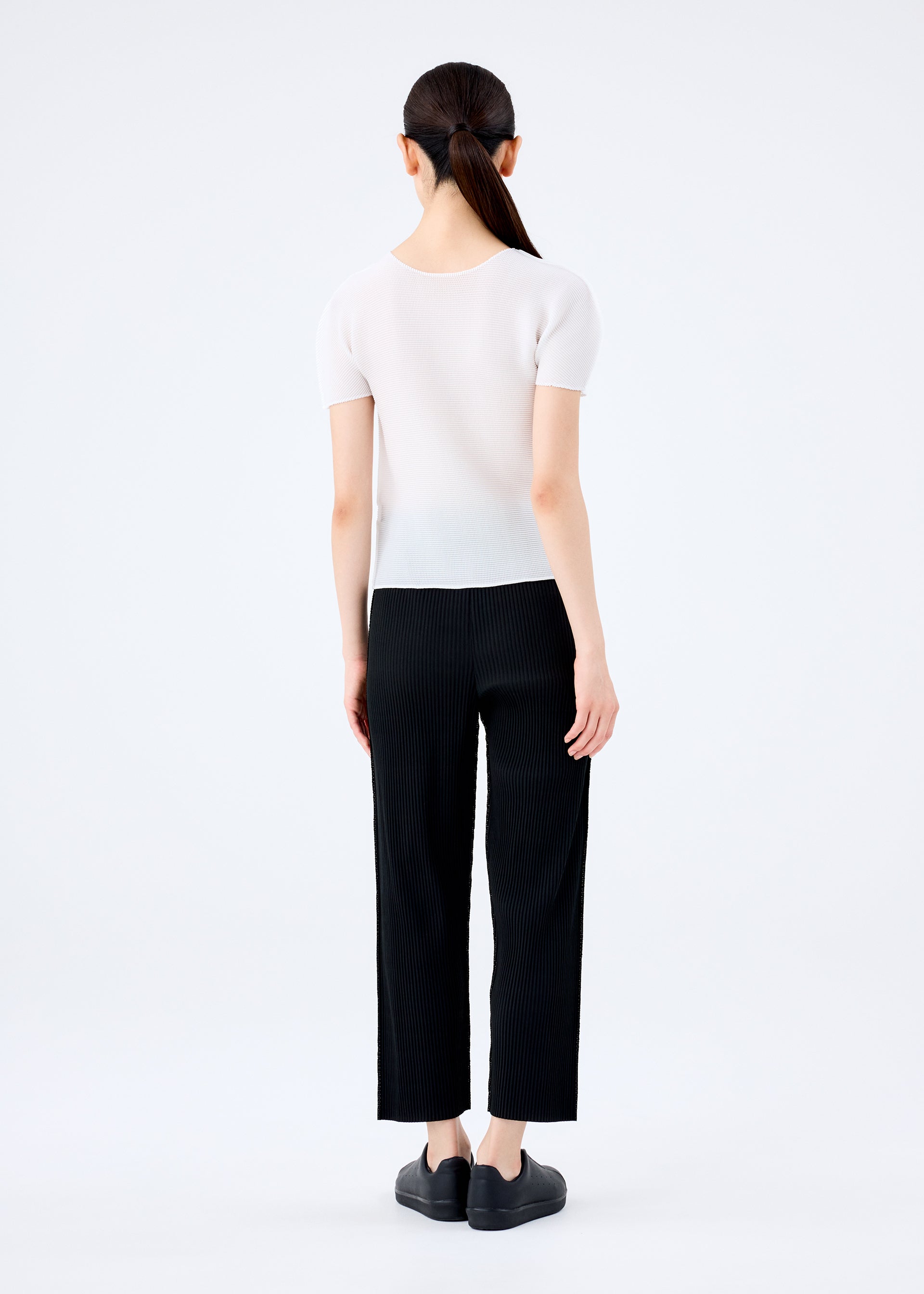 FINE KNIT PLEATS BLACK、ウィメンズ_パンツ、着用画像2
