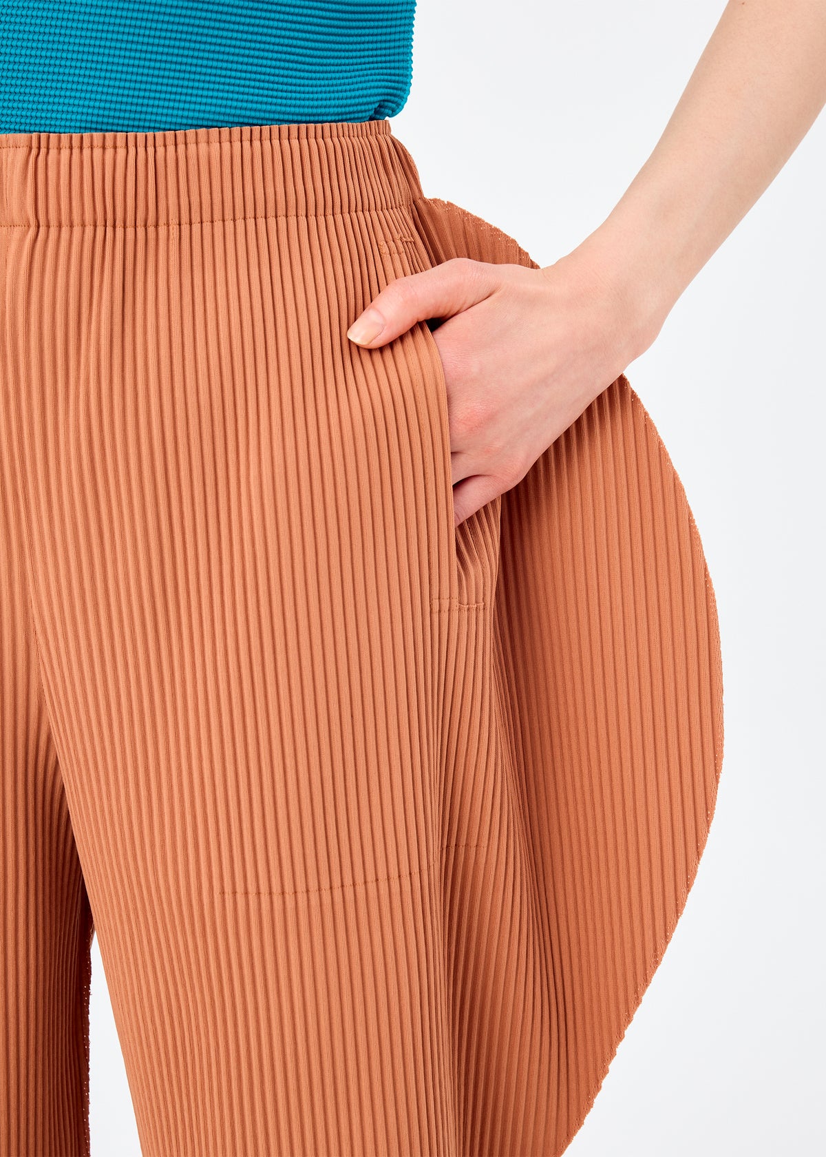 FINE KNIT PLEATS BOTTOM 1、ウィメンズ_パンツ、着用画像3