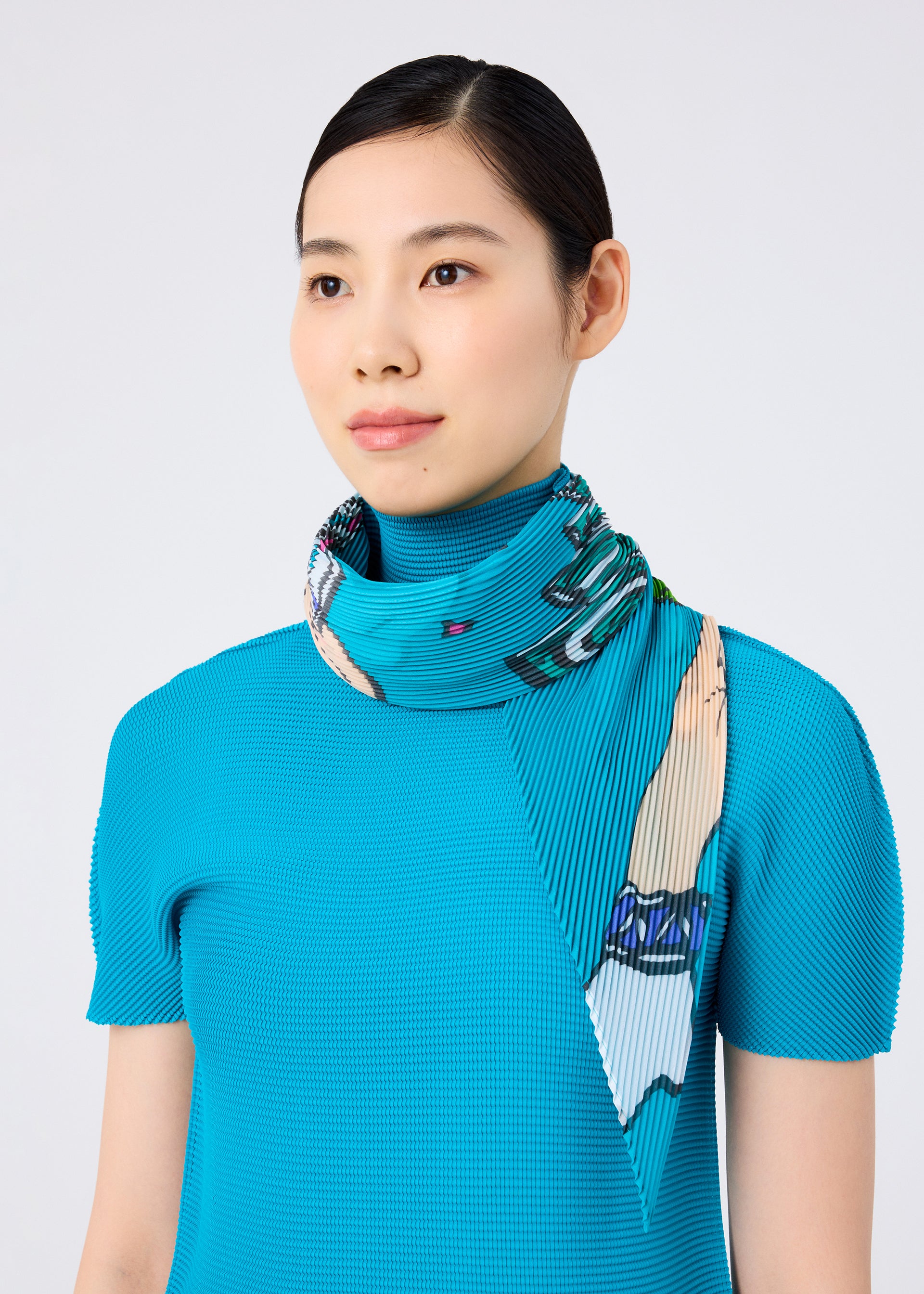 MAGIC PLEATS STOLE – isseymiyake.com