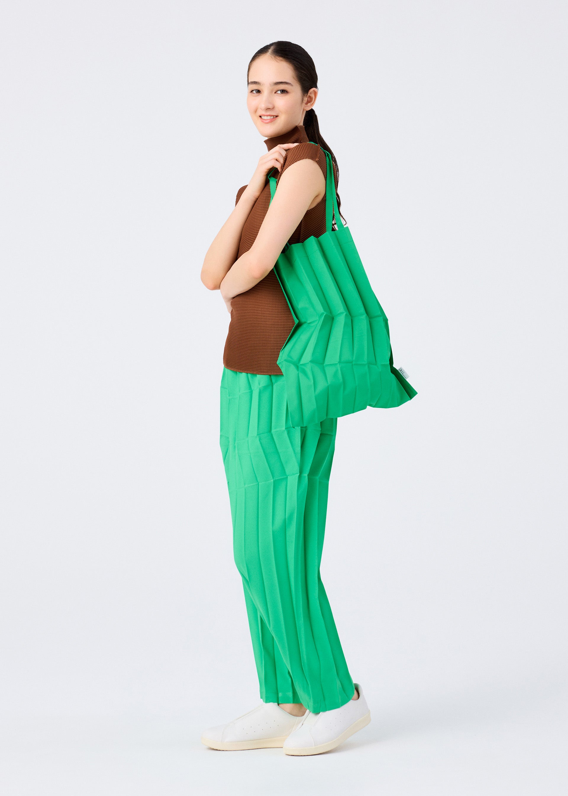 ZIG ZAG PLEATS BAG – isseymiyake.com