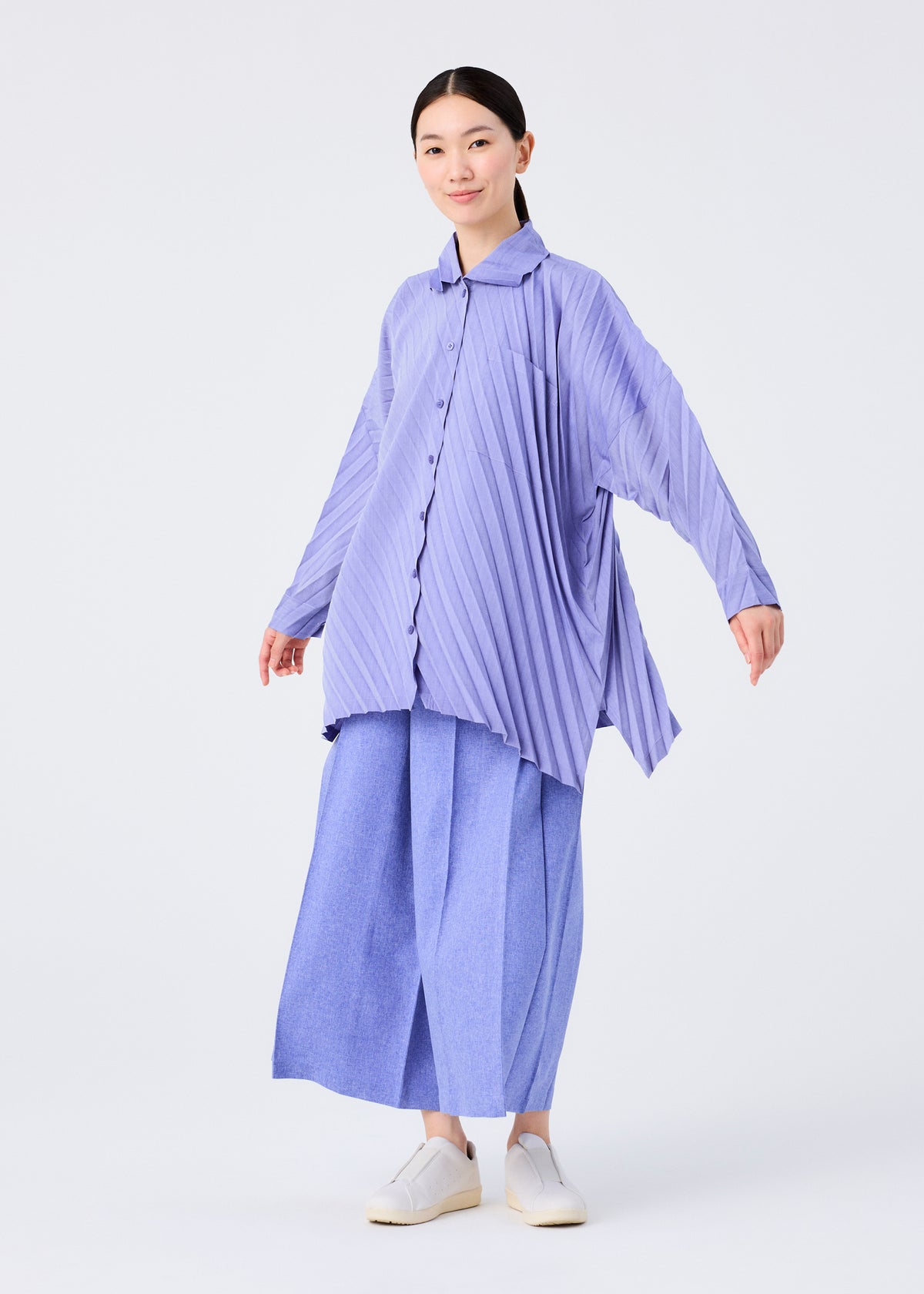 ANGLE PLEATS SHIRT、ウィメンズ_トップス_トップ、着用画像4