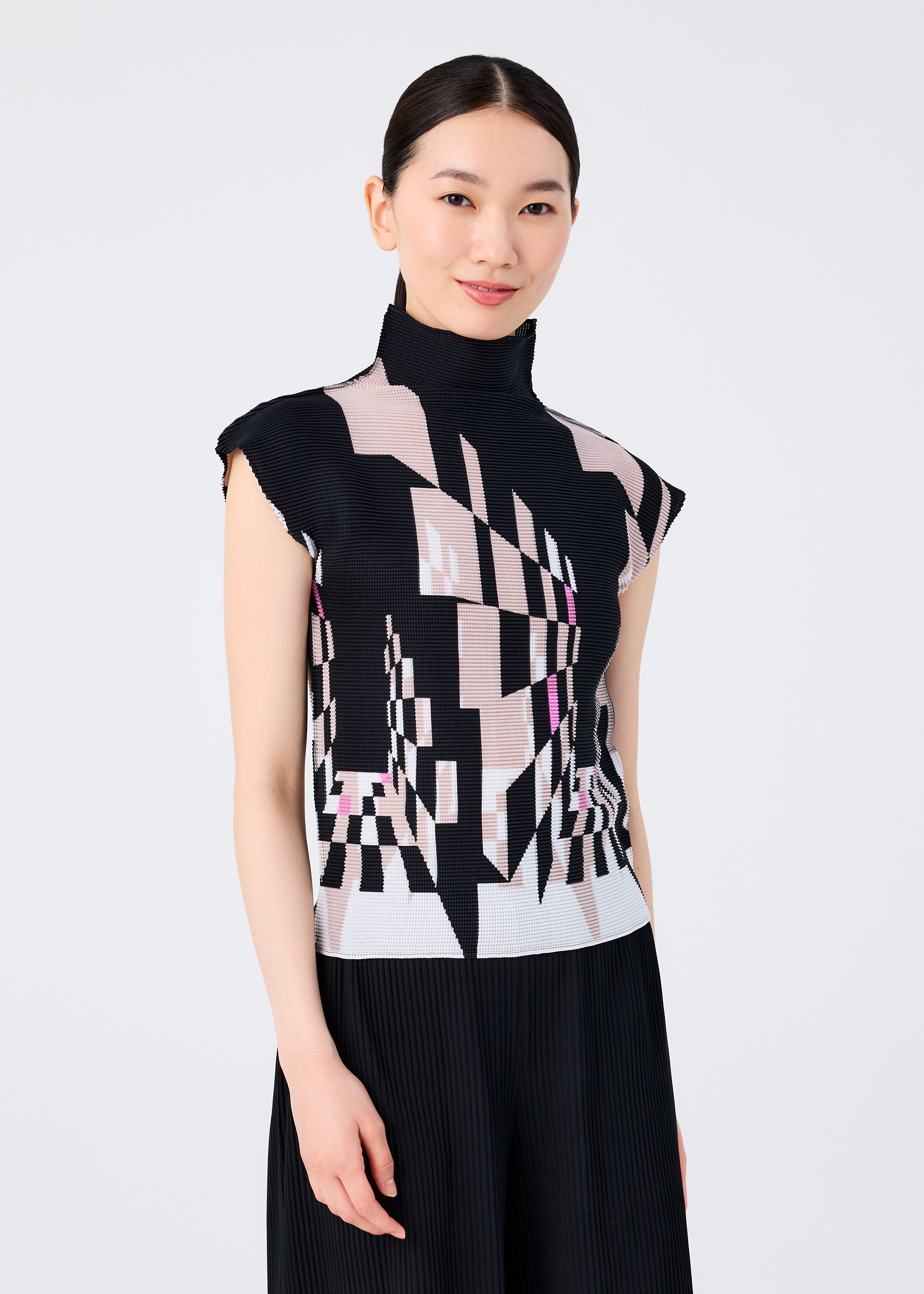 me ISSEI MIYAKE ストレッチノースリーブ　新品タグ付 イッセイミヤケISSEY MIYAKE 3Dスチームストレッチプリーツ