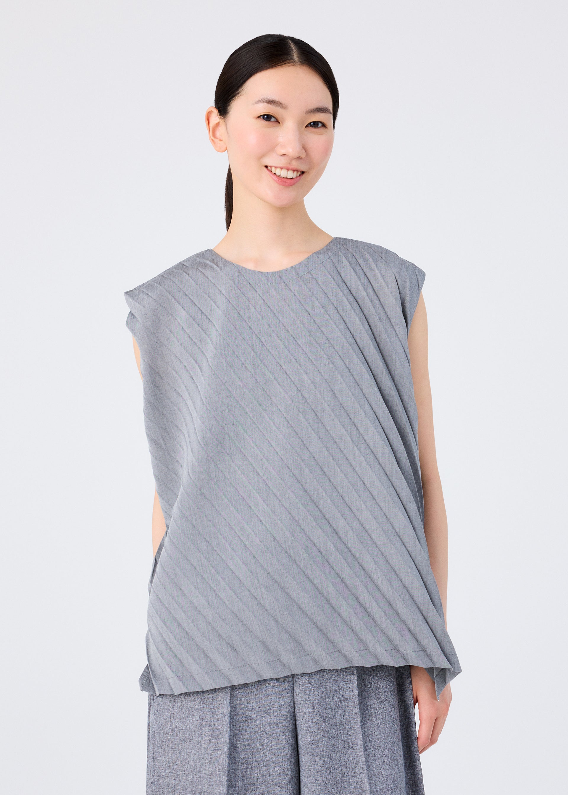 ANGLE PLEATS SHIRT、ウィメンズ_トップス_トップ、着用画像1