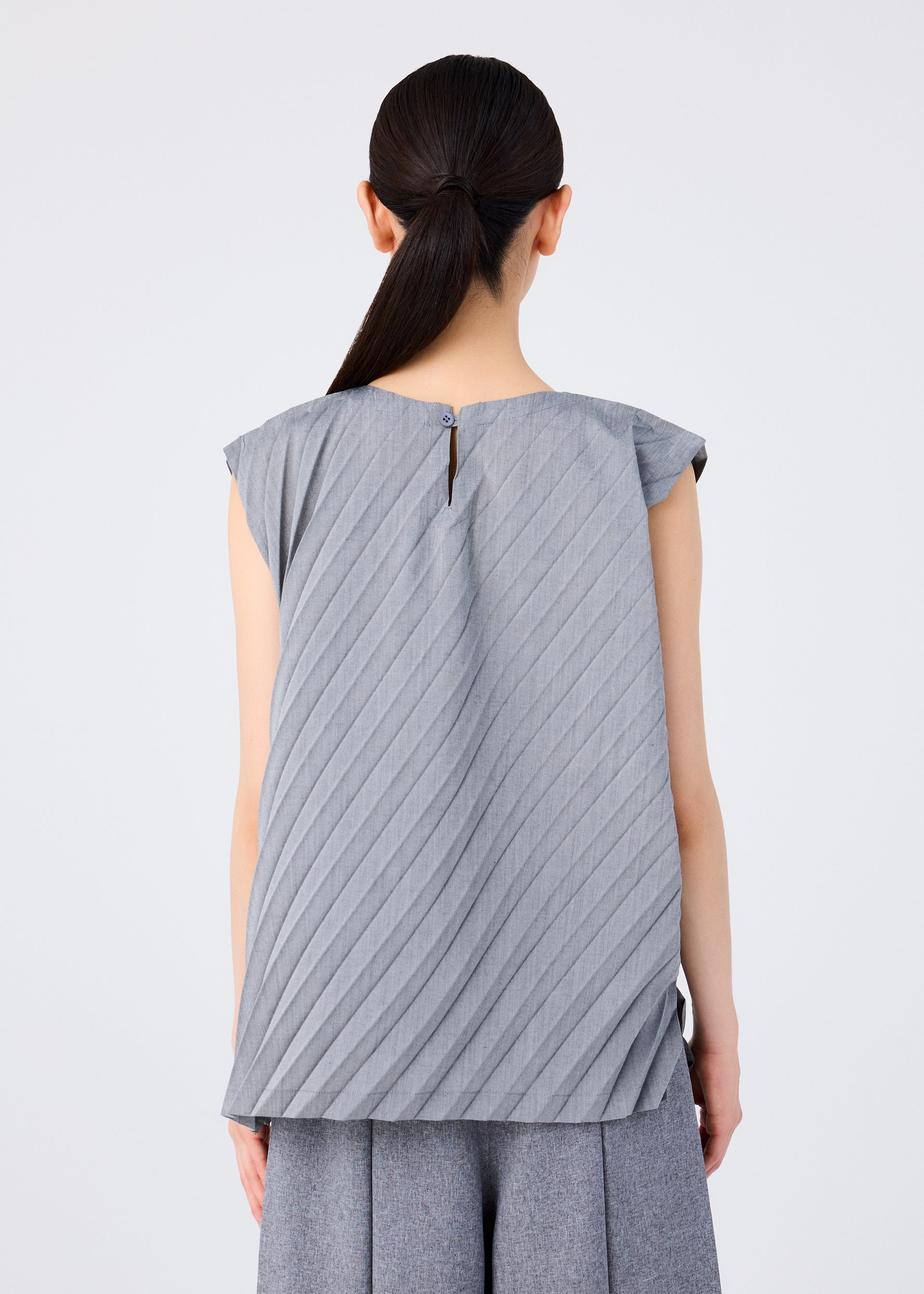 ミーイッセイミヤケ ANGLE PLEATS SHIRT シャツ ライトグレー 中古・古着通販】me ISSEY MIYAKE (ミーイッセイ ミヤケ) ANGLE PLEATS