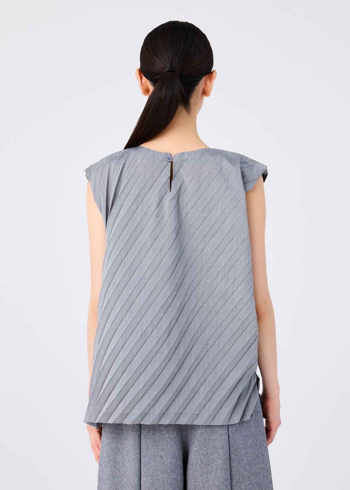 ANGLE PLEATS SHIRT、ウィメンズ_トップス_トップ、着用画像2