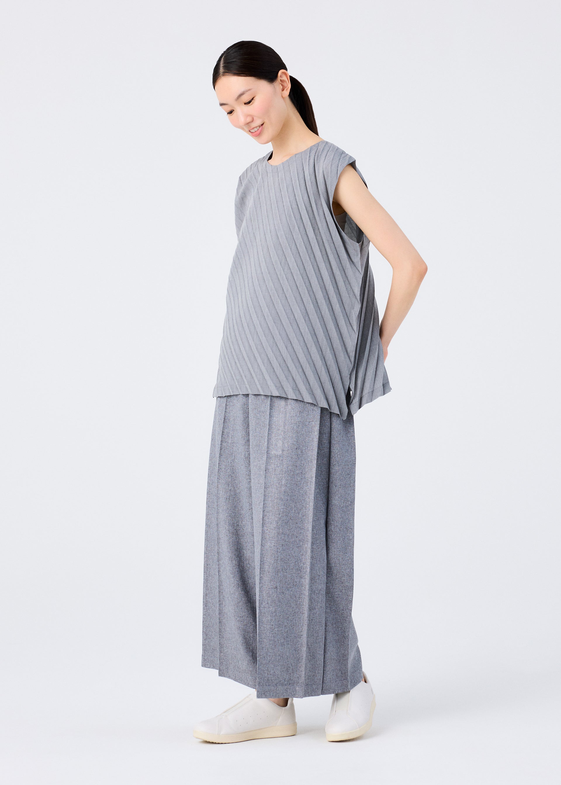 ミーイッセイミヤケ ANGLE PLEATS SHIRT シャツ ライトグレー ANGLE PLEATS SHIRT – isseymiyake.com