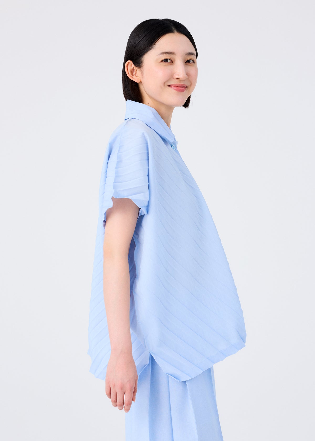 ANGLE PLEATS SHIRT、ウィメンズ_トップス_トップ、着用画像4
