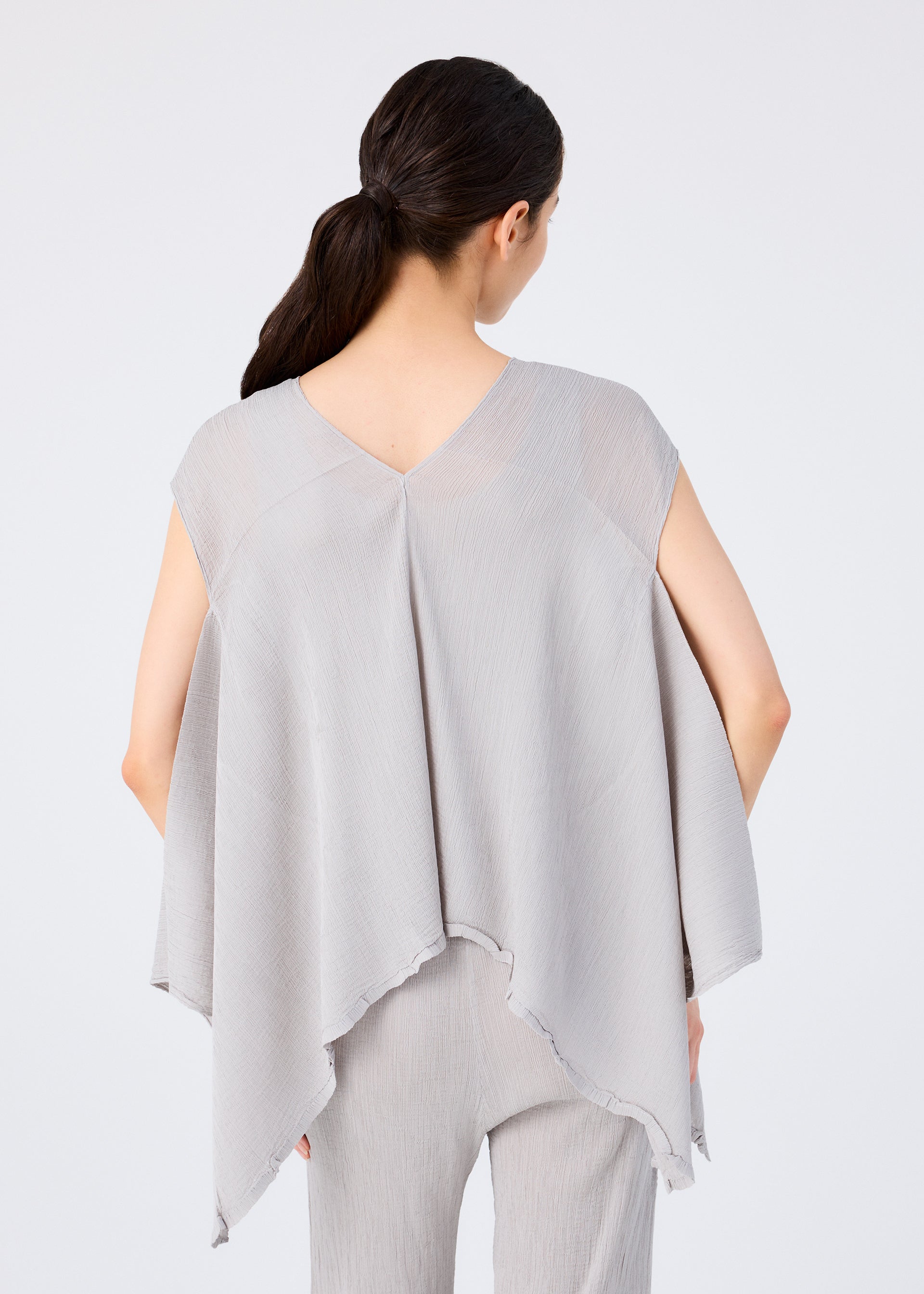 me ISSEY MIYAKE シースルークレープ｜タンクトップ アイテムのご紹介「SHEER SEE-THROUGH CREPE」 – isseymiyake.com