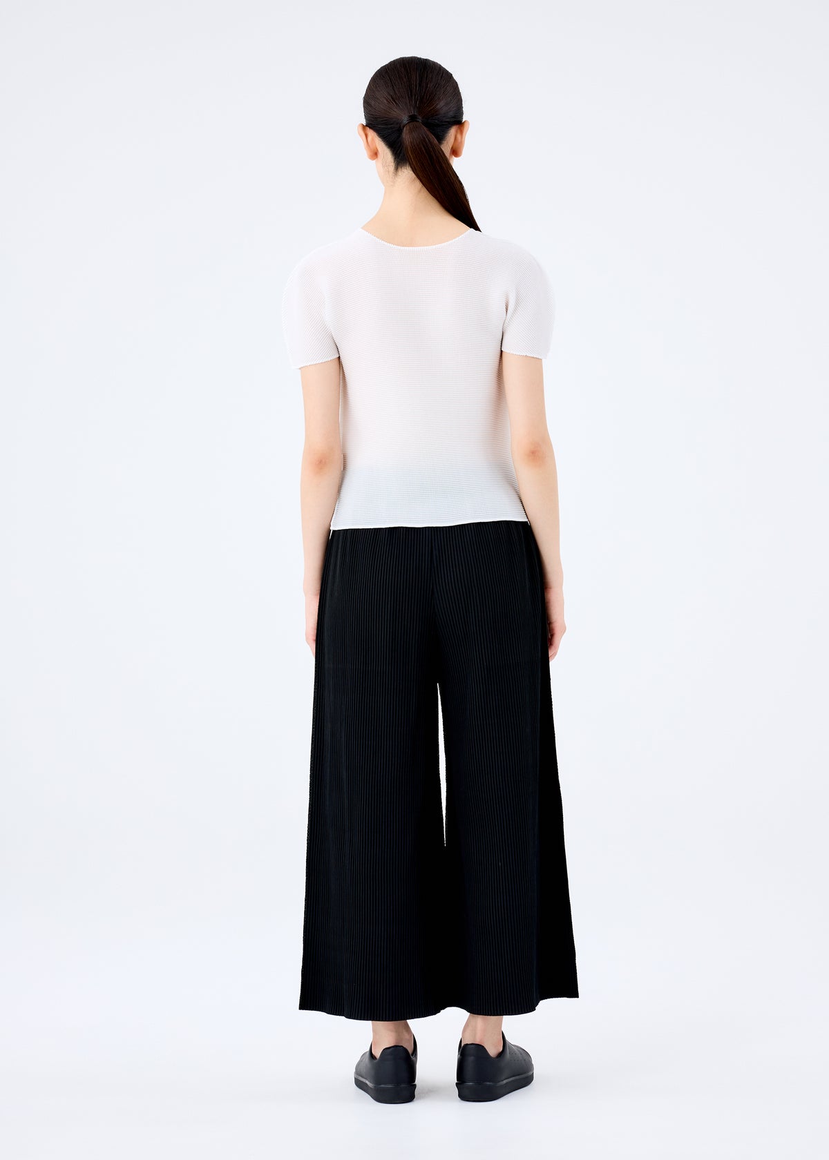 FINE KNIT PLEATS BLACK、ウィメンズ_パンツ、着用画像2