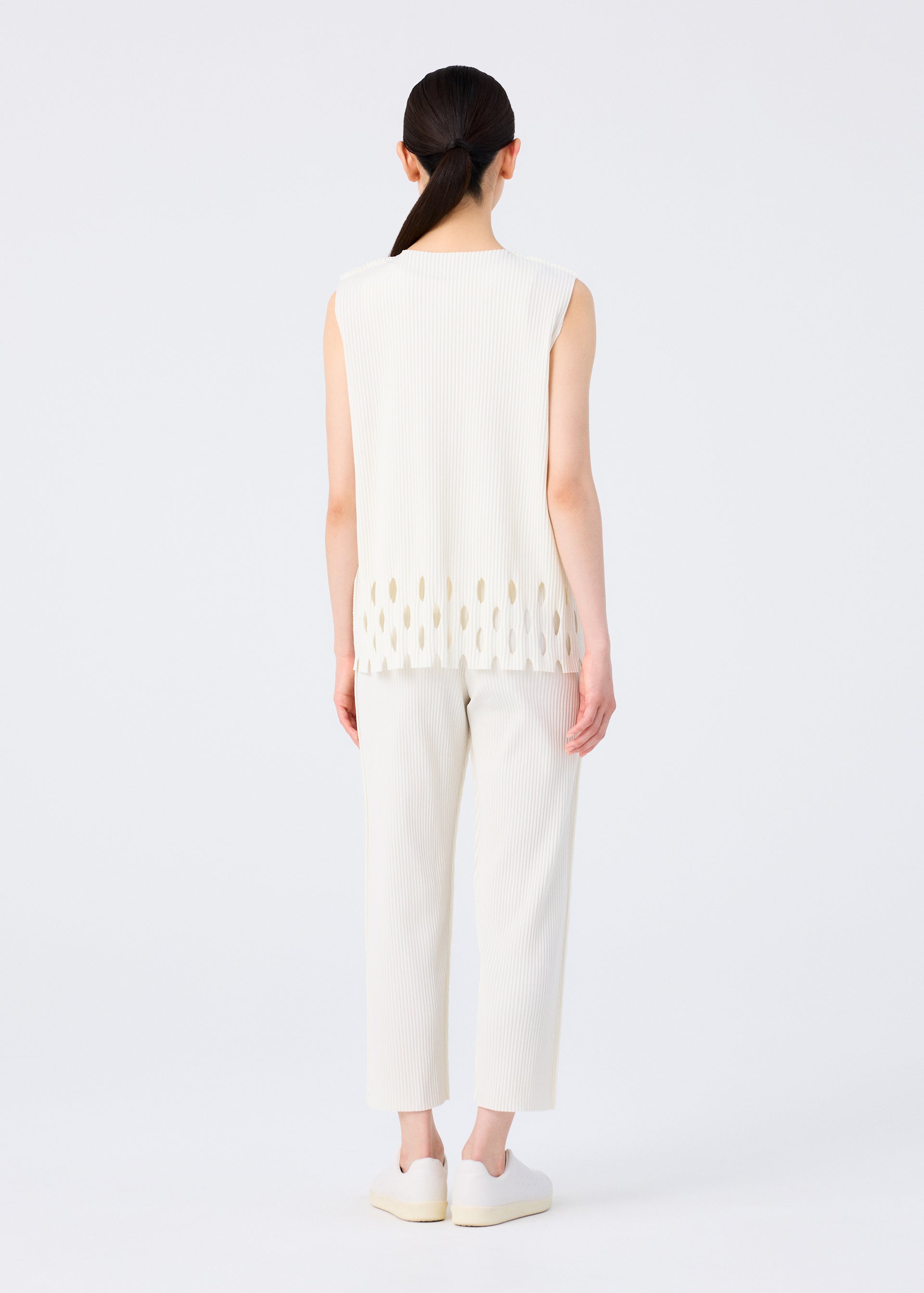 ブライスアウトフィット　ハチワレネコニットベストとパンツ　ライトベージュ FINE KNIT PLEATS BOTTOM 3 – isseymiyake.com