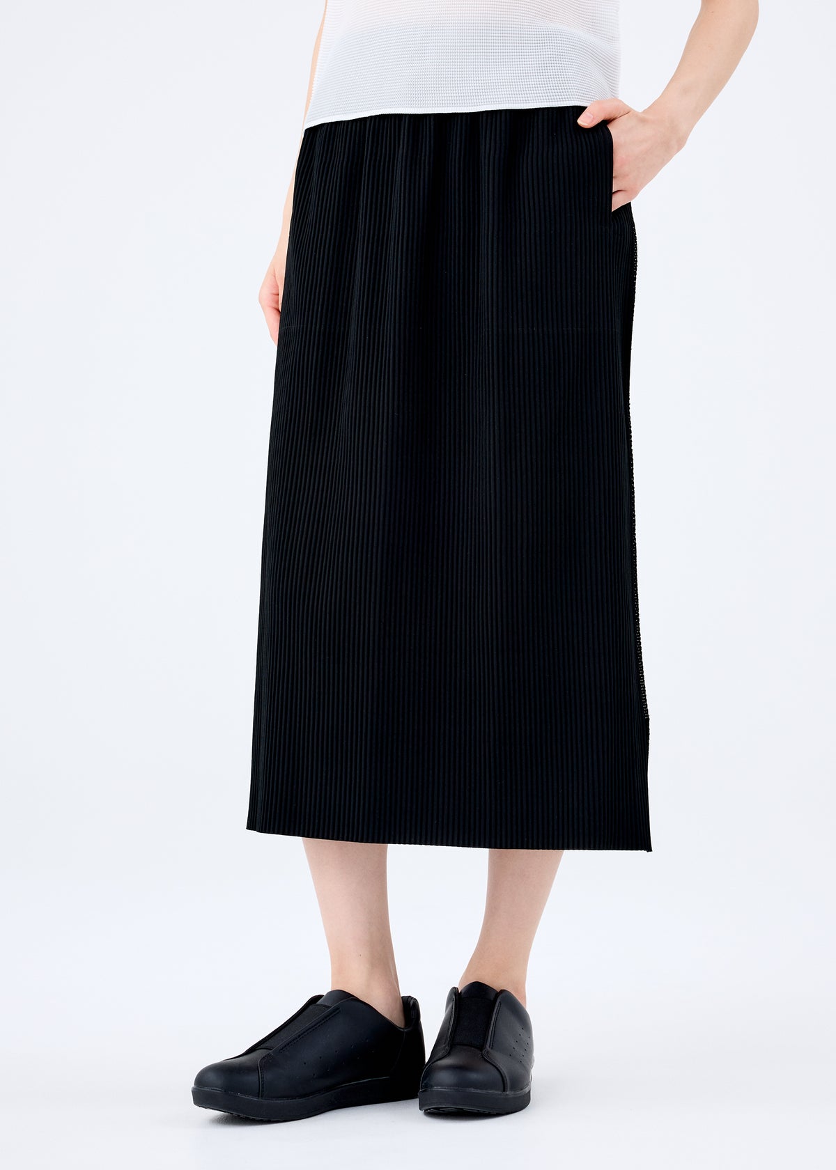 FINE KNIT PLEATS BLACK、ウィメンズ_スカート、着用画像3