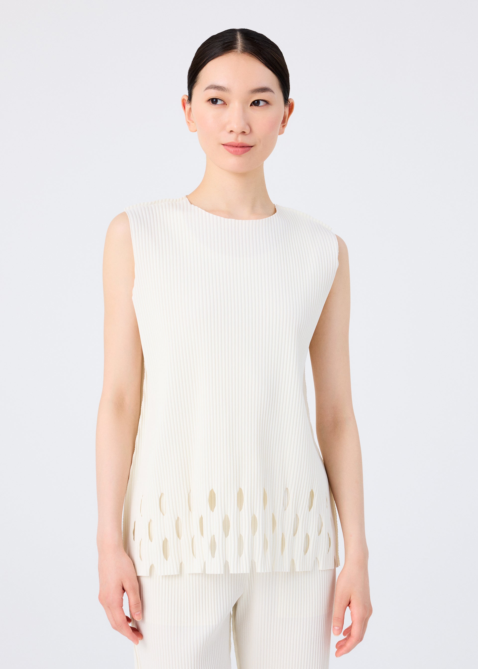 ISSEY MIYAKE 長袖トップス プリーツ加工 ホワイト イッセイミヤケISSEY MIYAKE ツイスト加工シースループリーツ長袖
