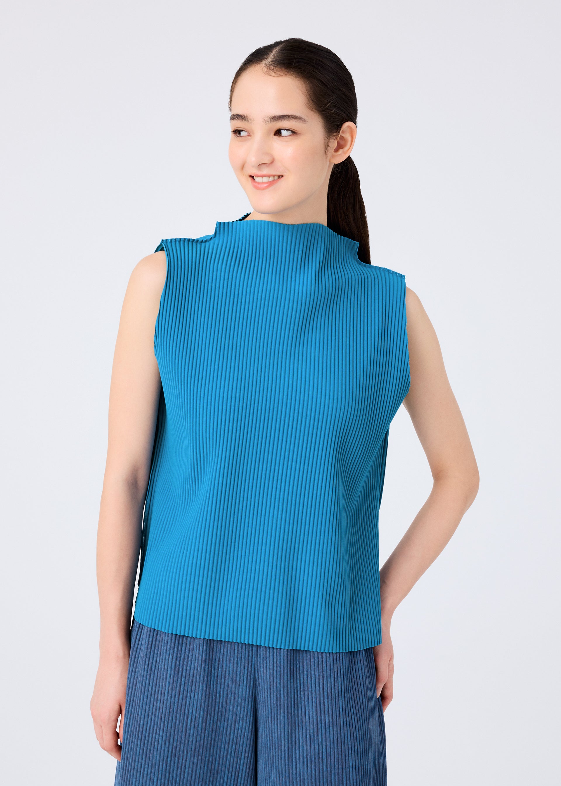 me ISSEY MIYAKE青系チェックノースリーブタンクトップ ROUND PLEATS – isseymiyake.com