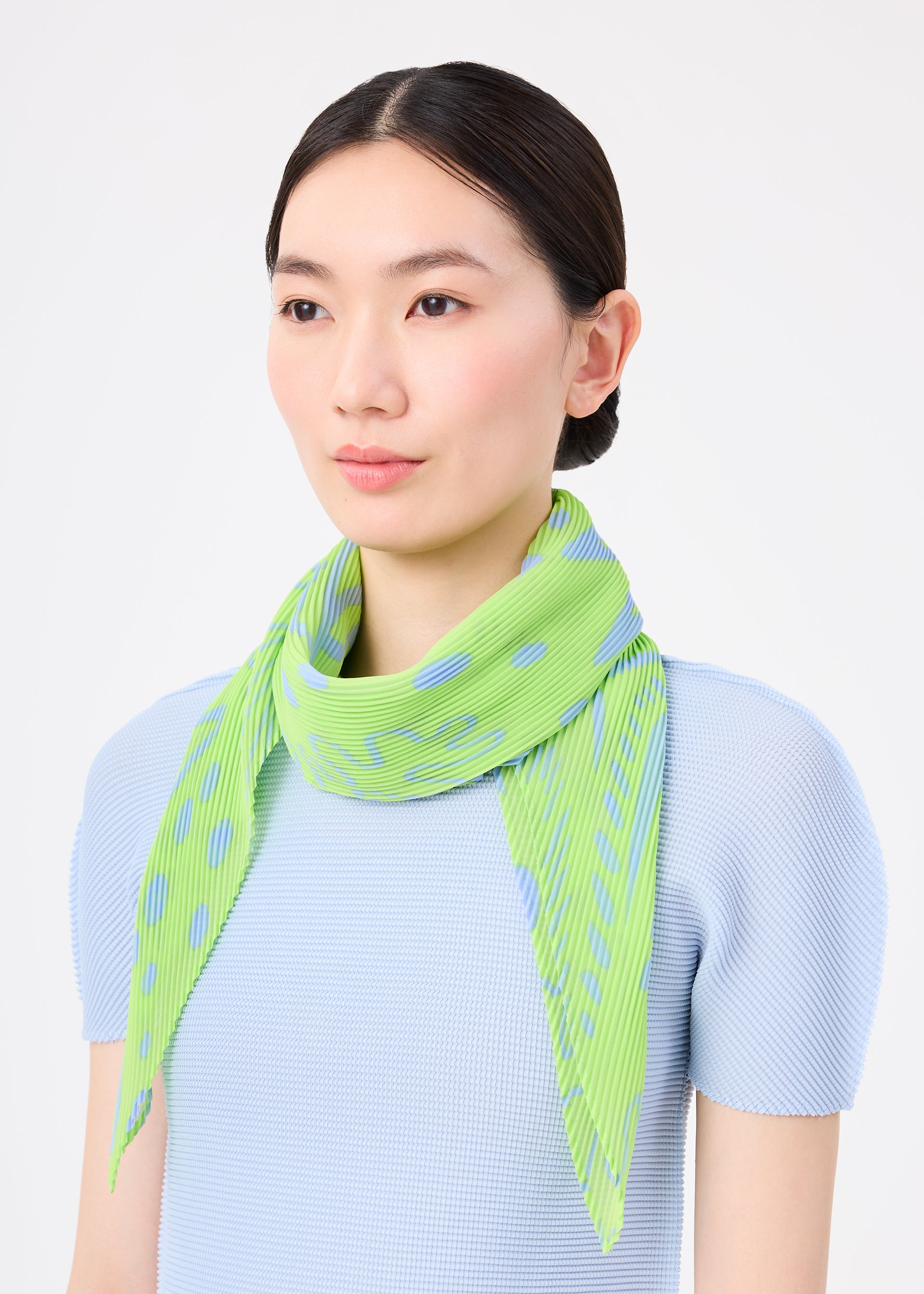 STARFISH PLEATS STOLE – isseymiyake.com