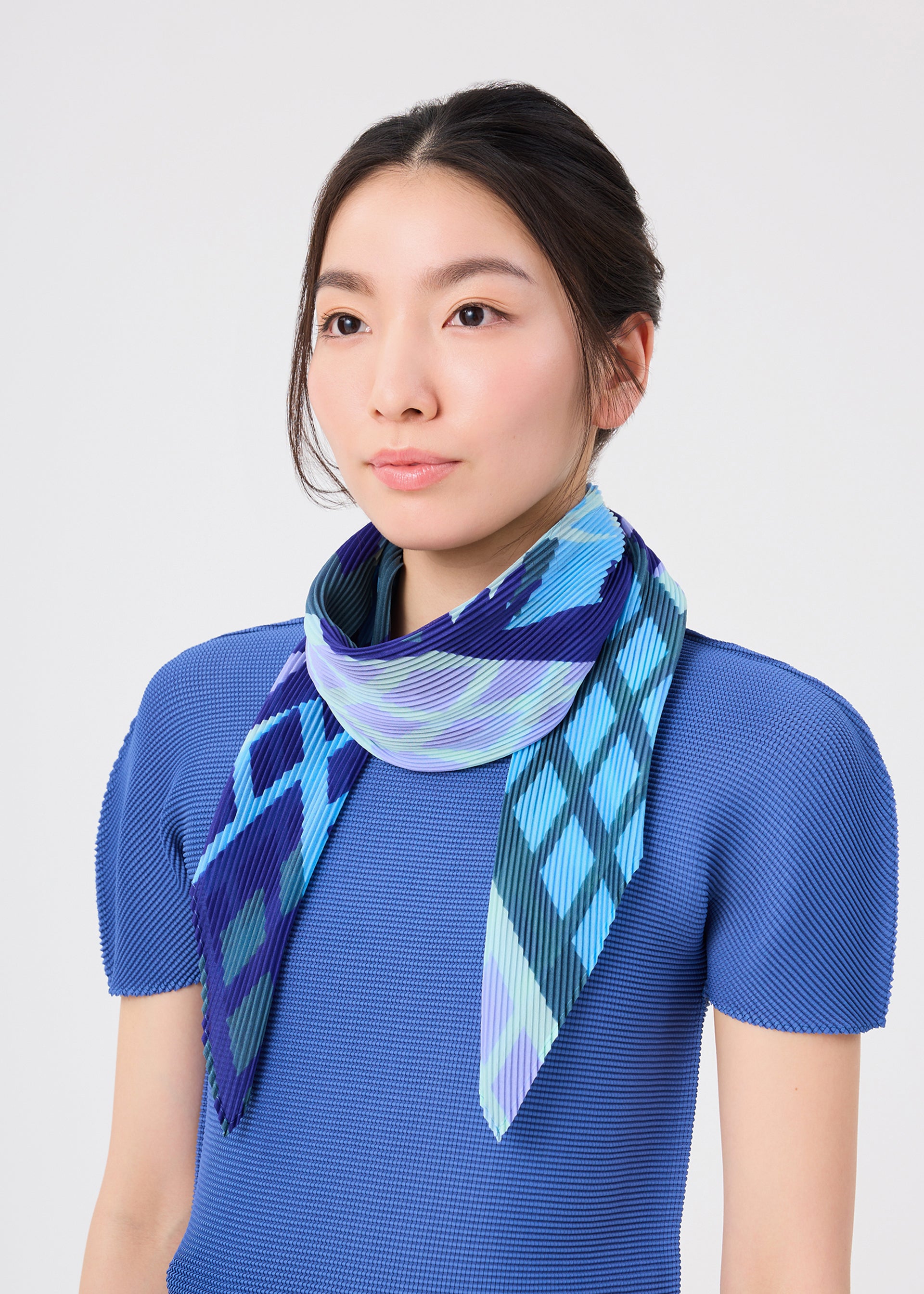 BUILDING PLEATS STOLE – isseymiyake.com