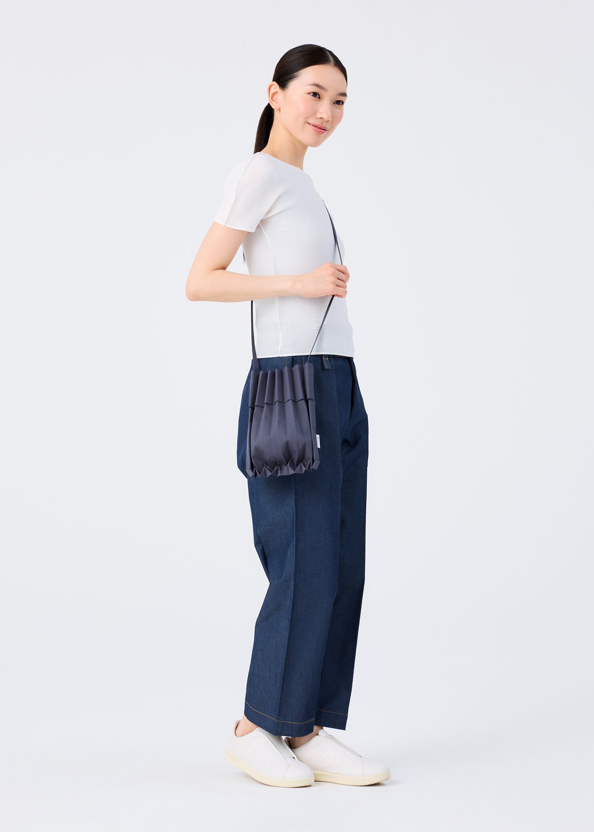 TRUNK PLEATS BAG 12、バッグ&財布_ショルダーバッグ、着用画像1