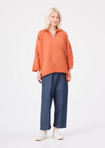 ANGLE PLEATS SHIRT、ウィメンズ_トップス_トップ、着用画像3