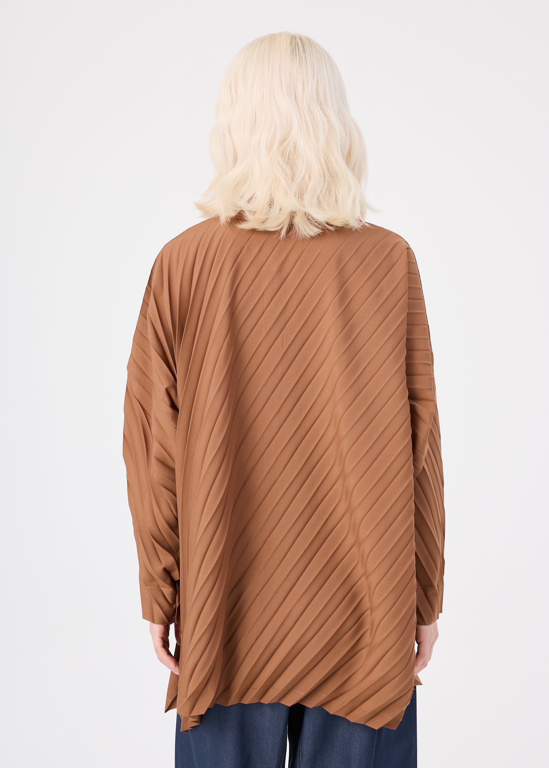 ANGLE PLEATS SHIRT、ウィメンズ_トップス_トップ、着用画像2